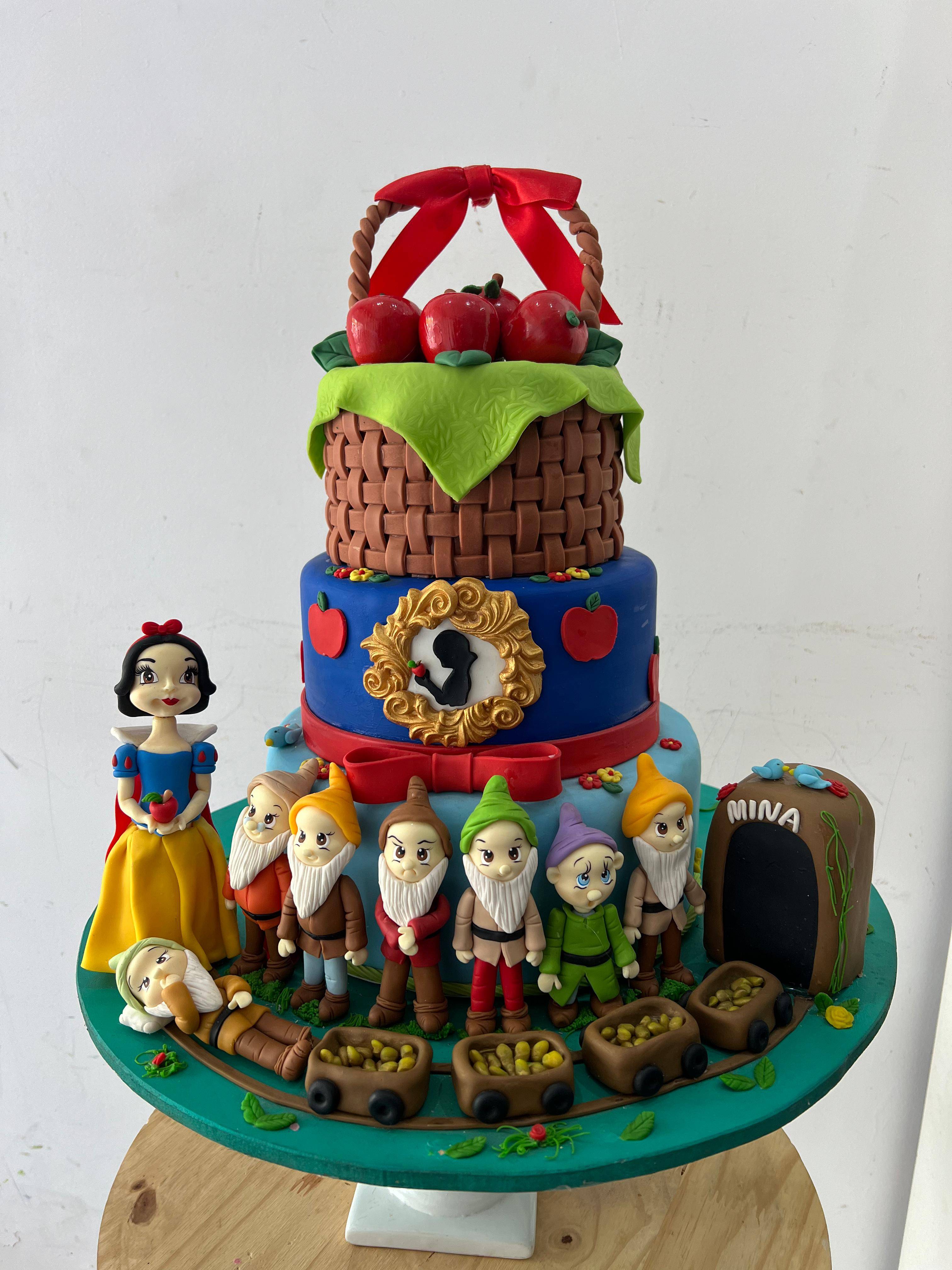 Bolo Fake  Branca de Neve E Os Sete Anões  Biscuit - Boutique festa locações 