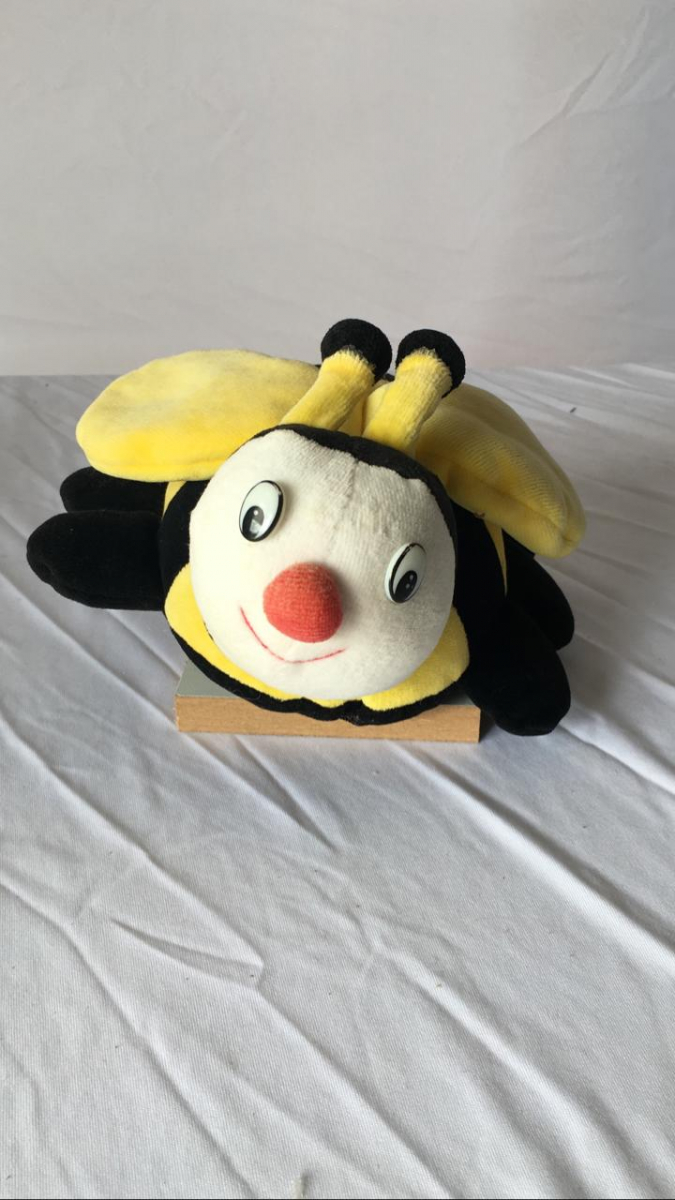 Abelha Pelúcia P Deitada - Boutique festa locações 