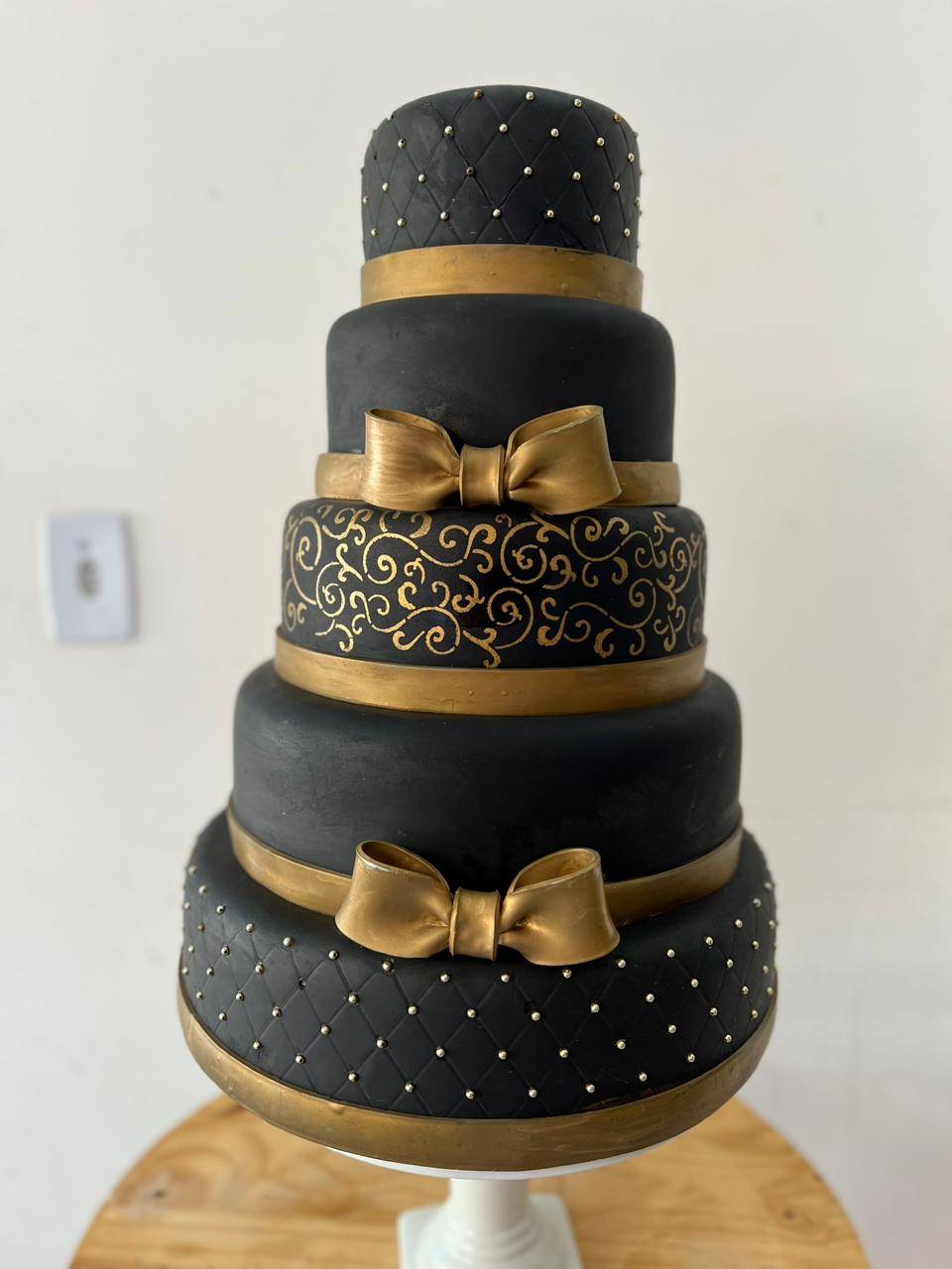 Bolo Fake Preto Com Dourado Luxo Adulto - Boutique festa locações 