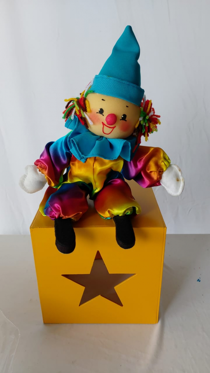 Palhaço No Cubo Amarelo Circo - Boutique festa locações 