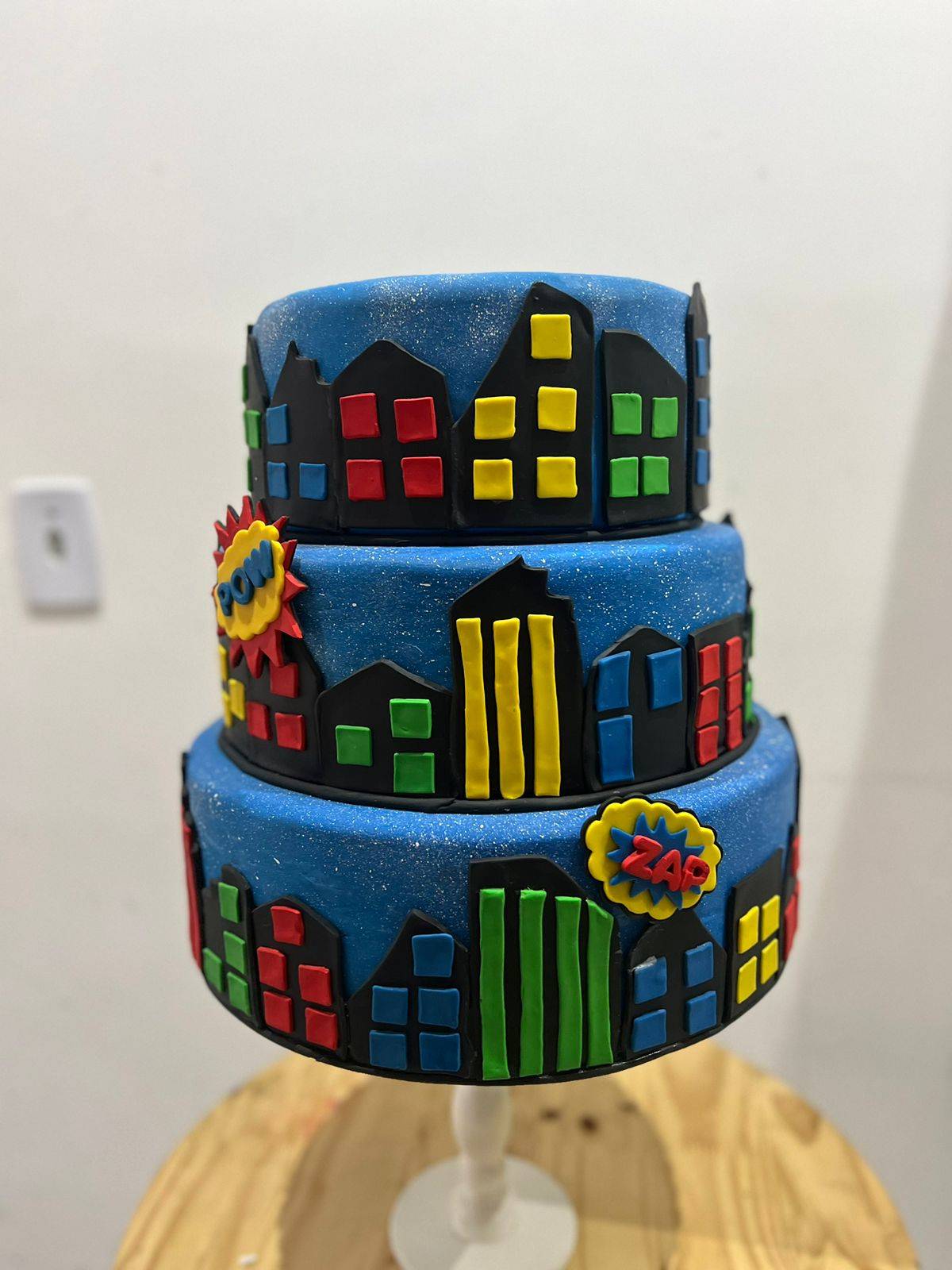 Bolo Fake Predios  Biscuit - Boutique festa locações 