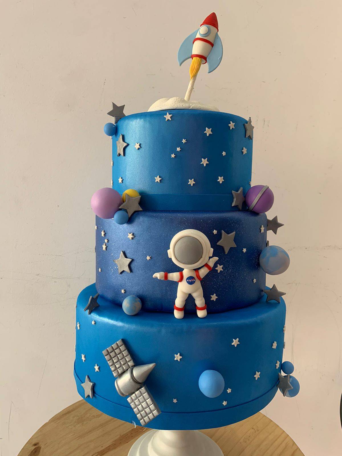 Bolo Fake Astronauta - Boutique festa locações 