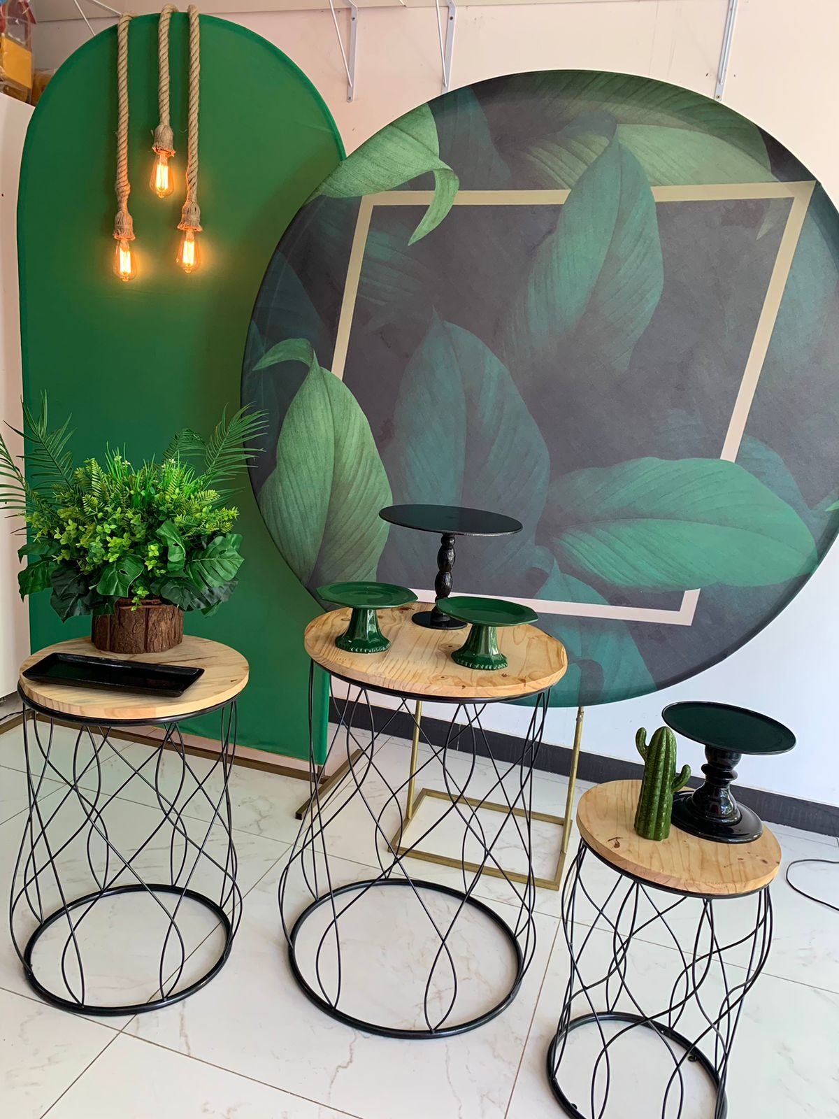 Folhas Verde  Preto Com Lampadas de Filamento - Boutique festa locações 