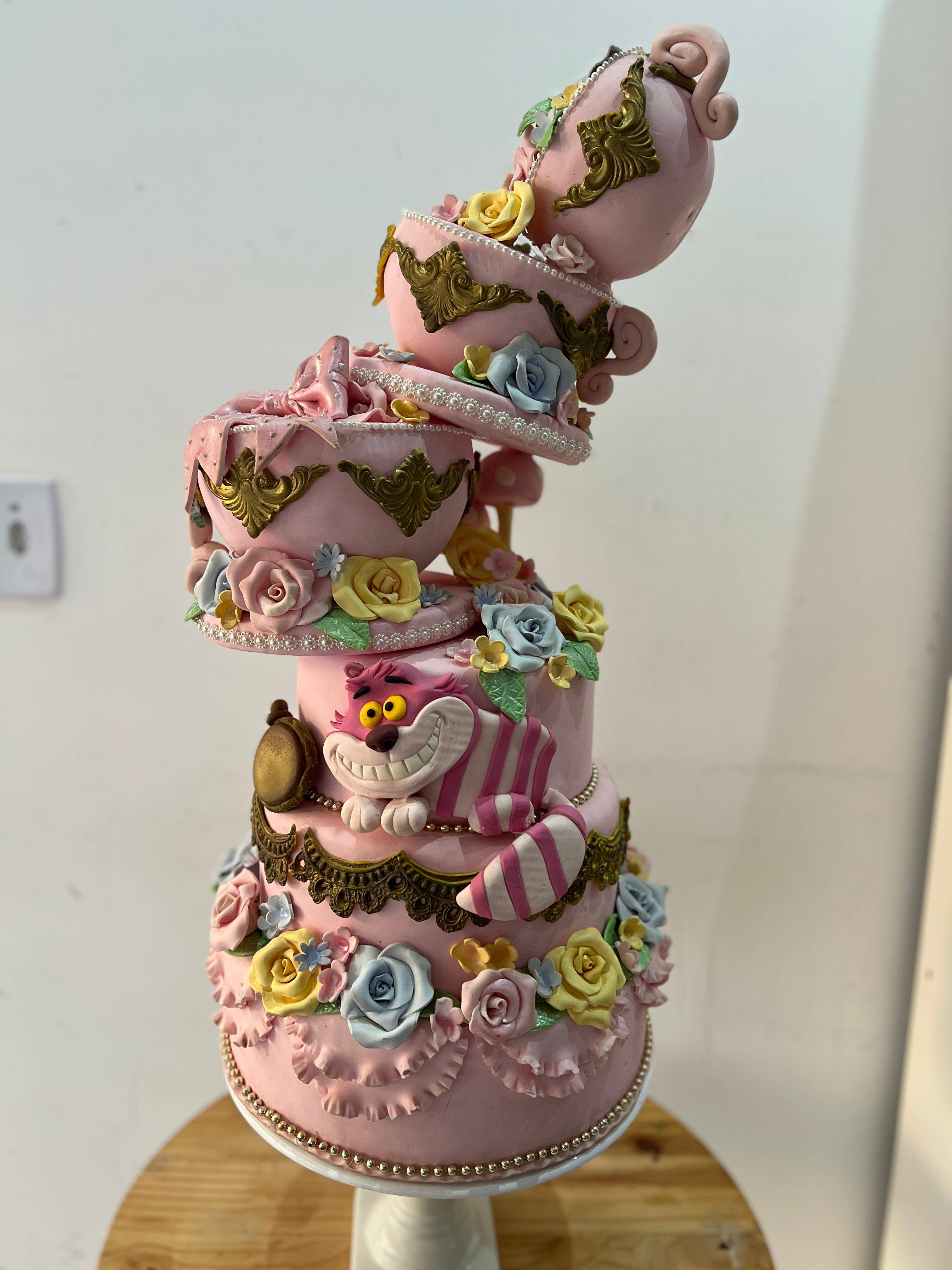 Bolo Fake Luxo Alice No País das Maravilhas Biscuit - Boutique festa locações 