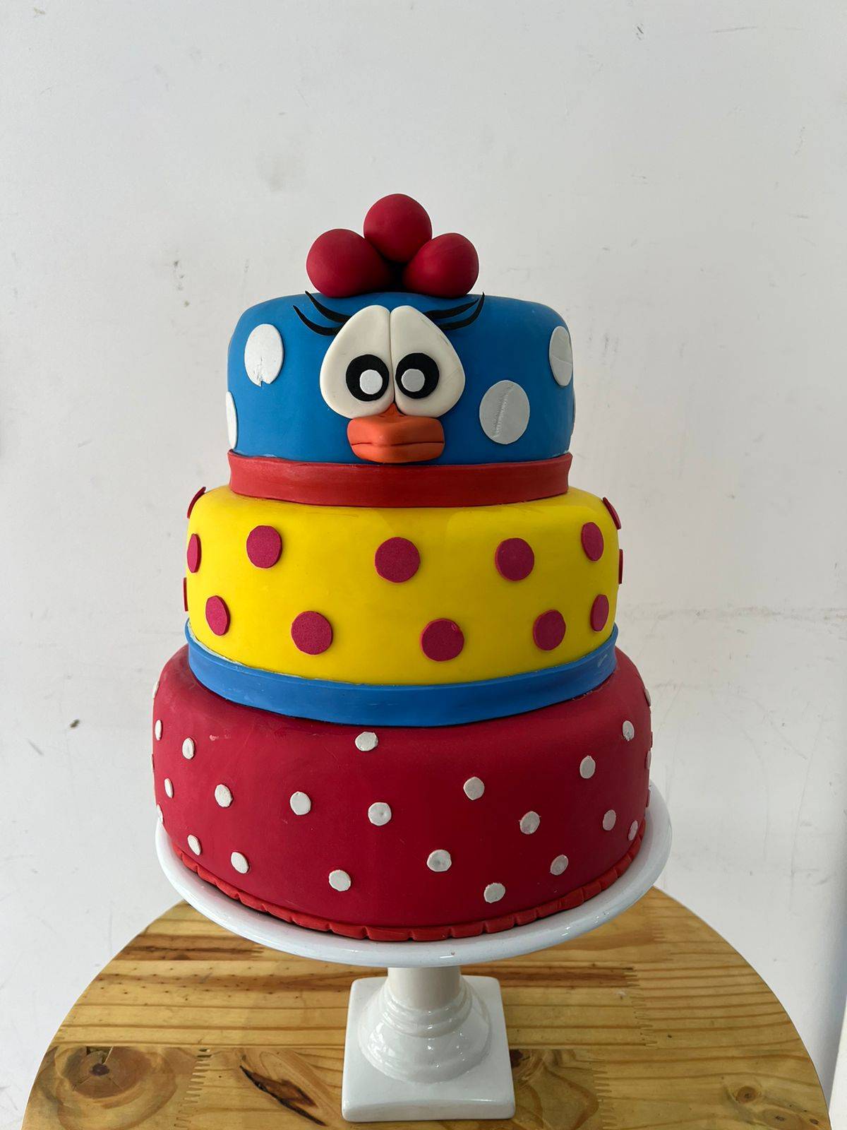 Bolo Fake  Galinha Pintadinha  Biscuit - Boutique festa locações 