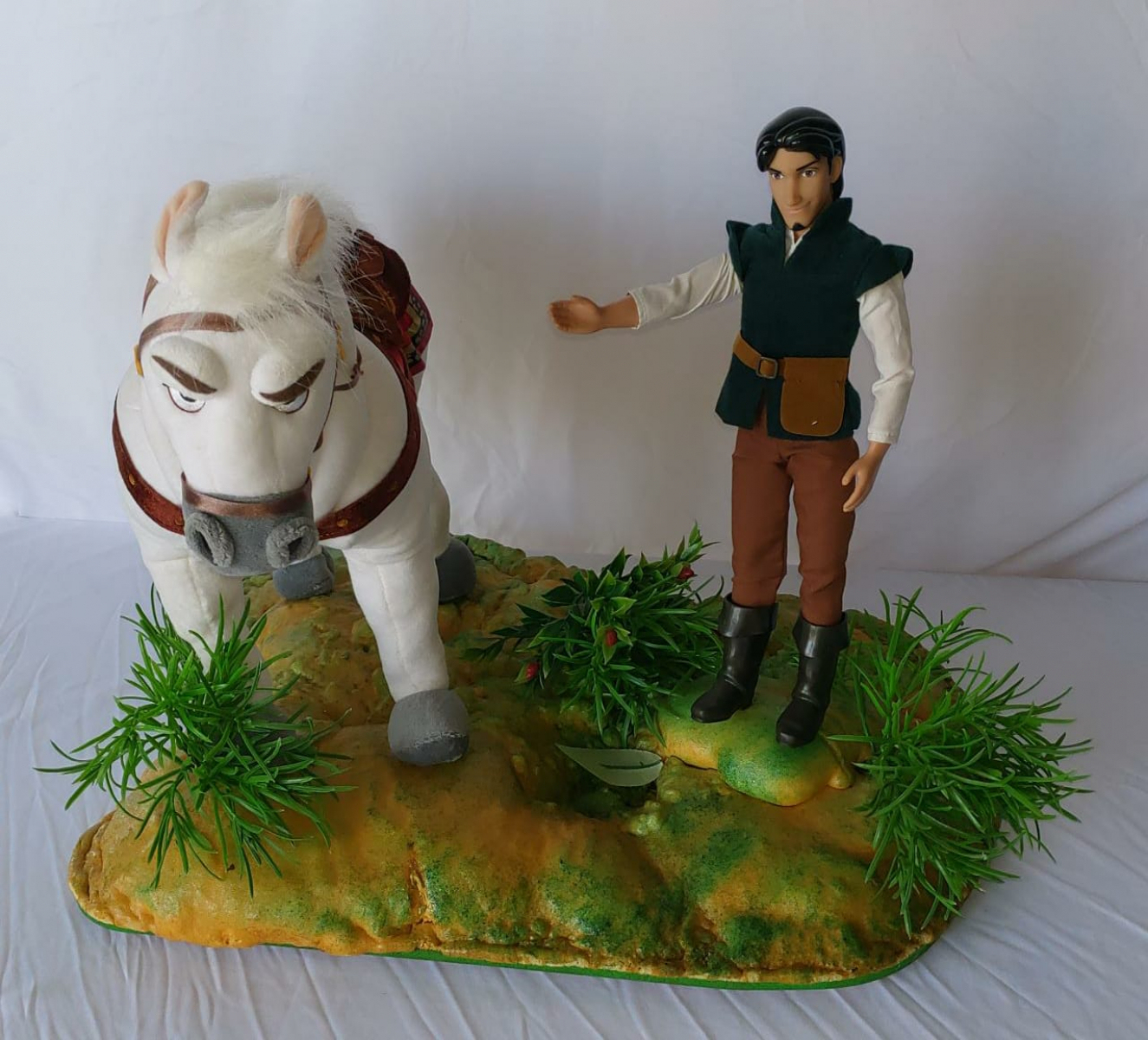 Flynn Rider E Maximus Enrolados / Rapunzel - Boutique festa locações 
