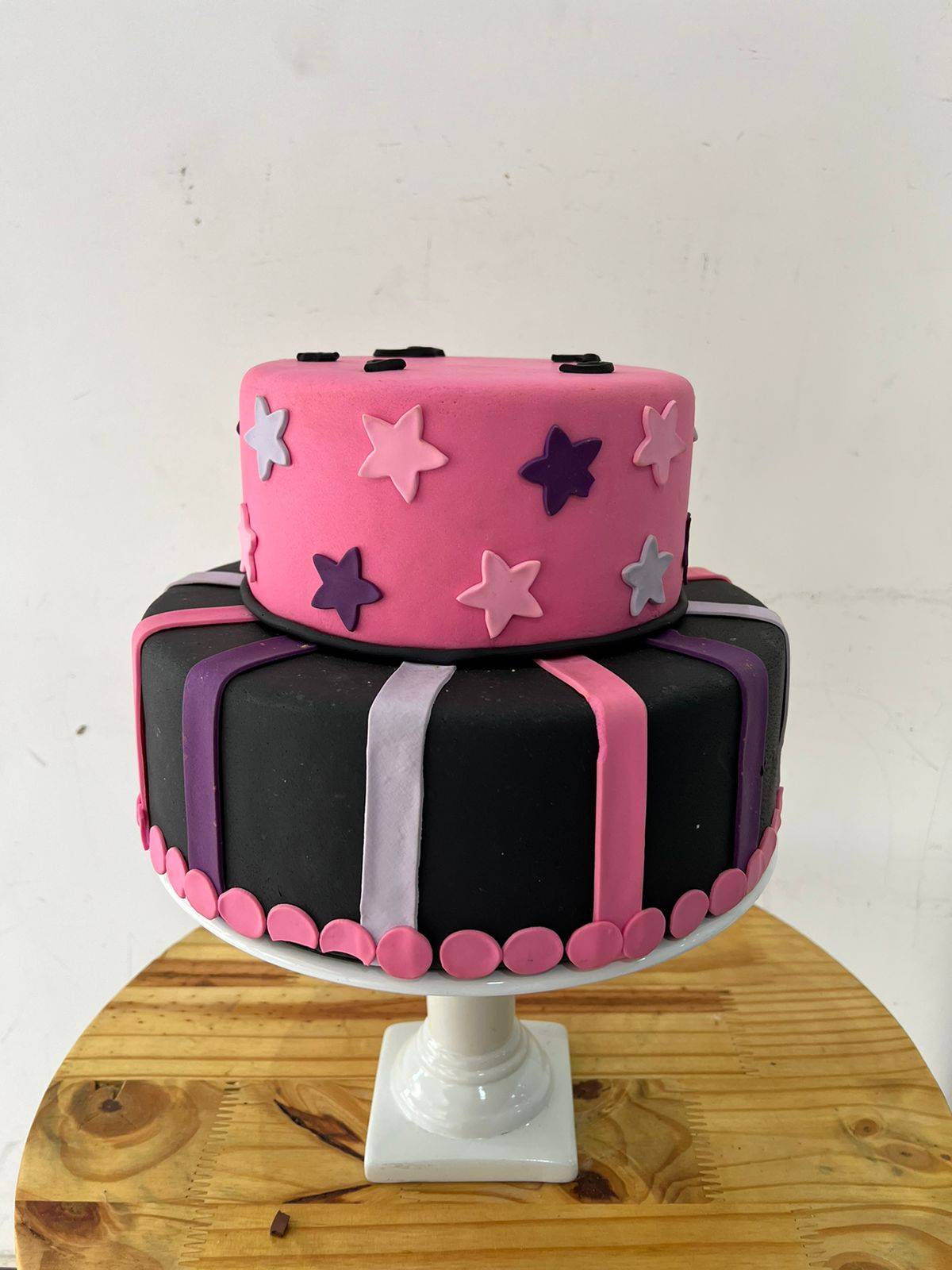 Bolo Fake  Com Estrelas Biscuit - Boutique festa locações 