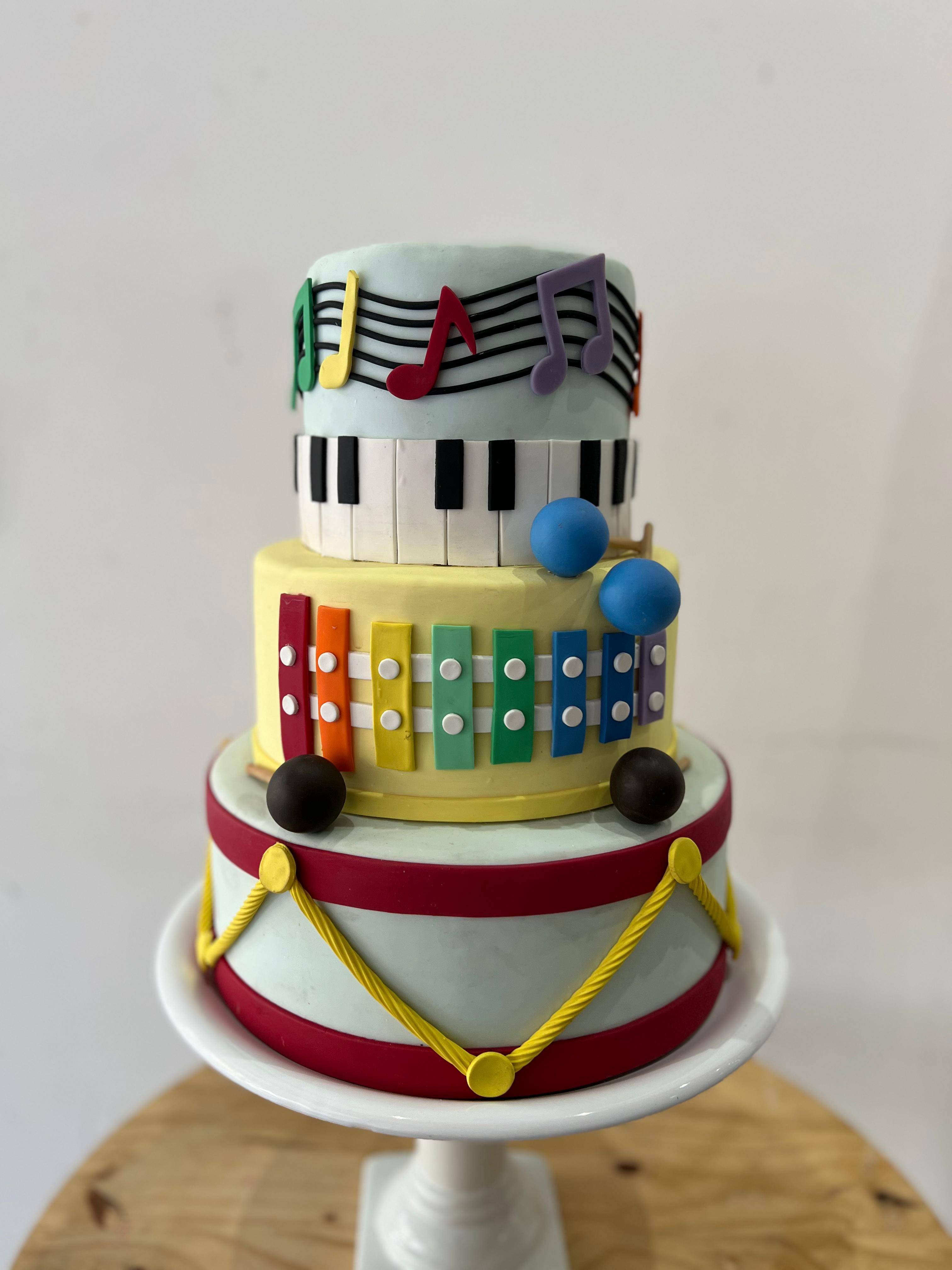 Bolo Fake  Música Colorido Biscuit - Boutique festa locações 