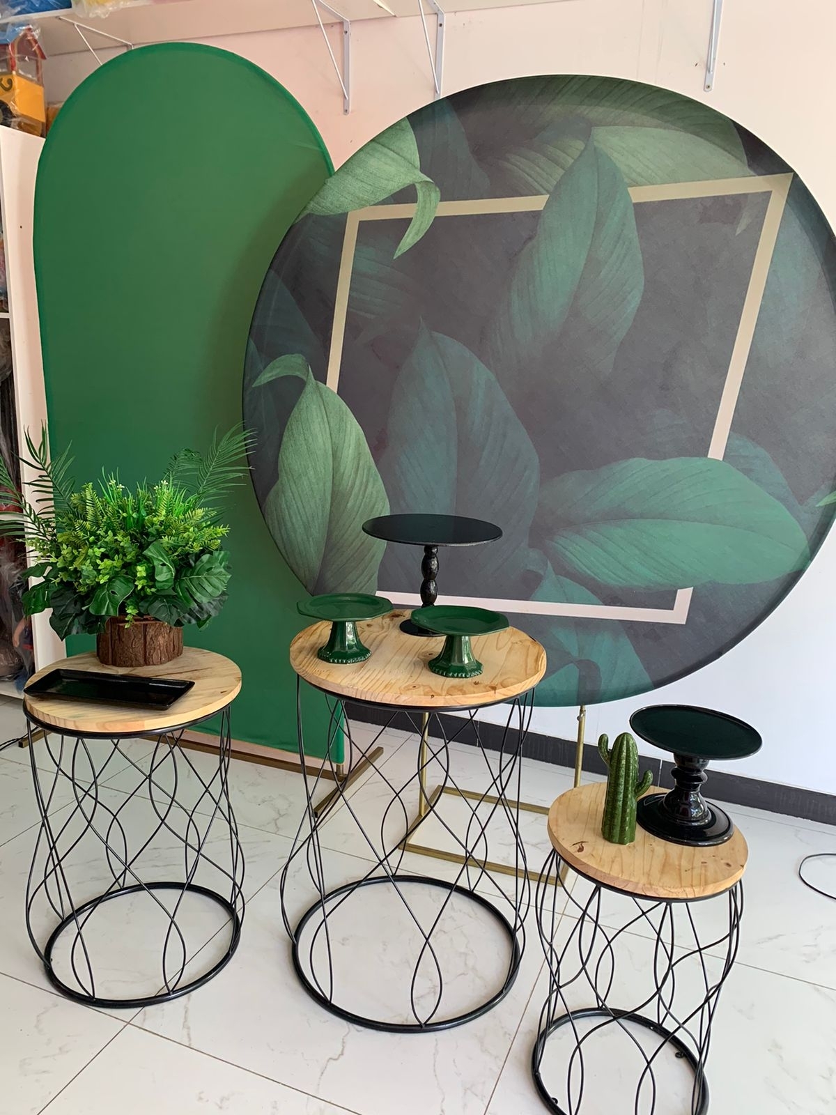 Folhas Verde E Preto Com Painel Lateral - Boutique festa locações 