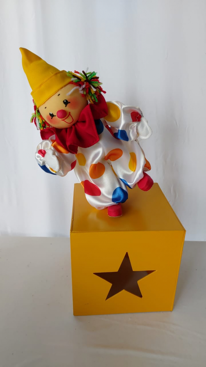 Palhaço No Cubo Amarelo C/ Branco Circo - Boutique festa locações 