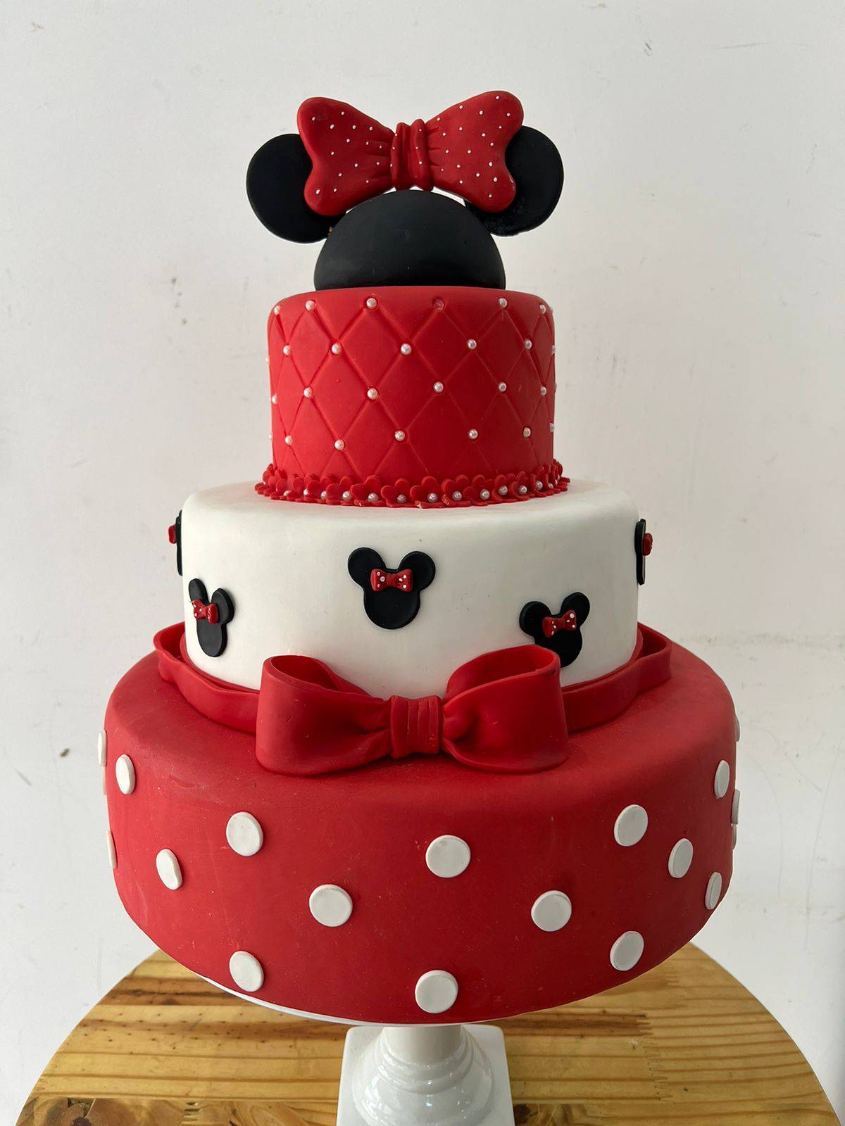 Bolo Fake  Minnie Vermelha Biscuit - Boutique festa locações 