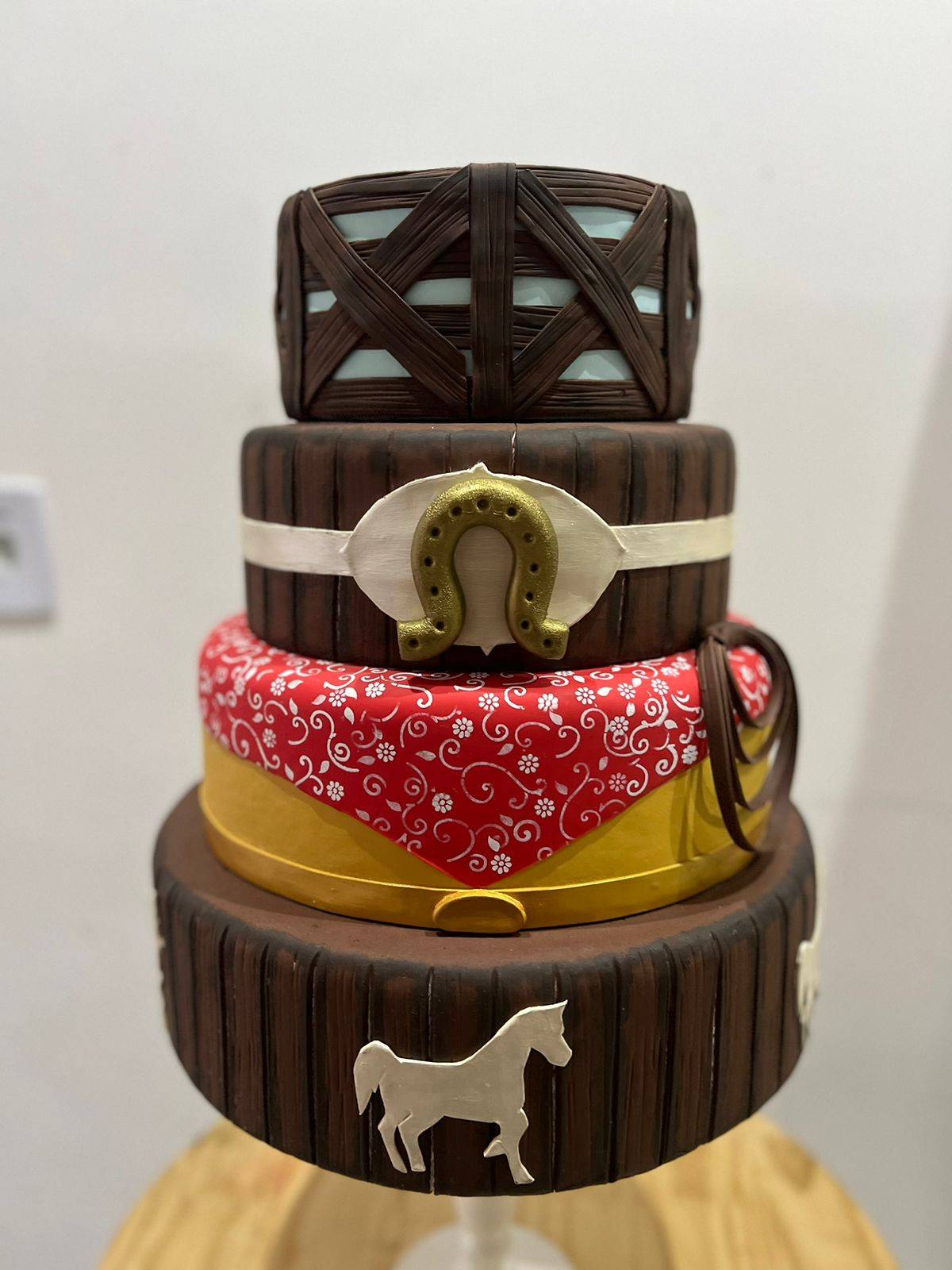 Bolo Fake  Country / Cavalo Biscuit - Boutique festa locações 