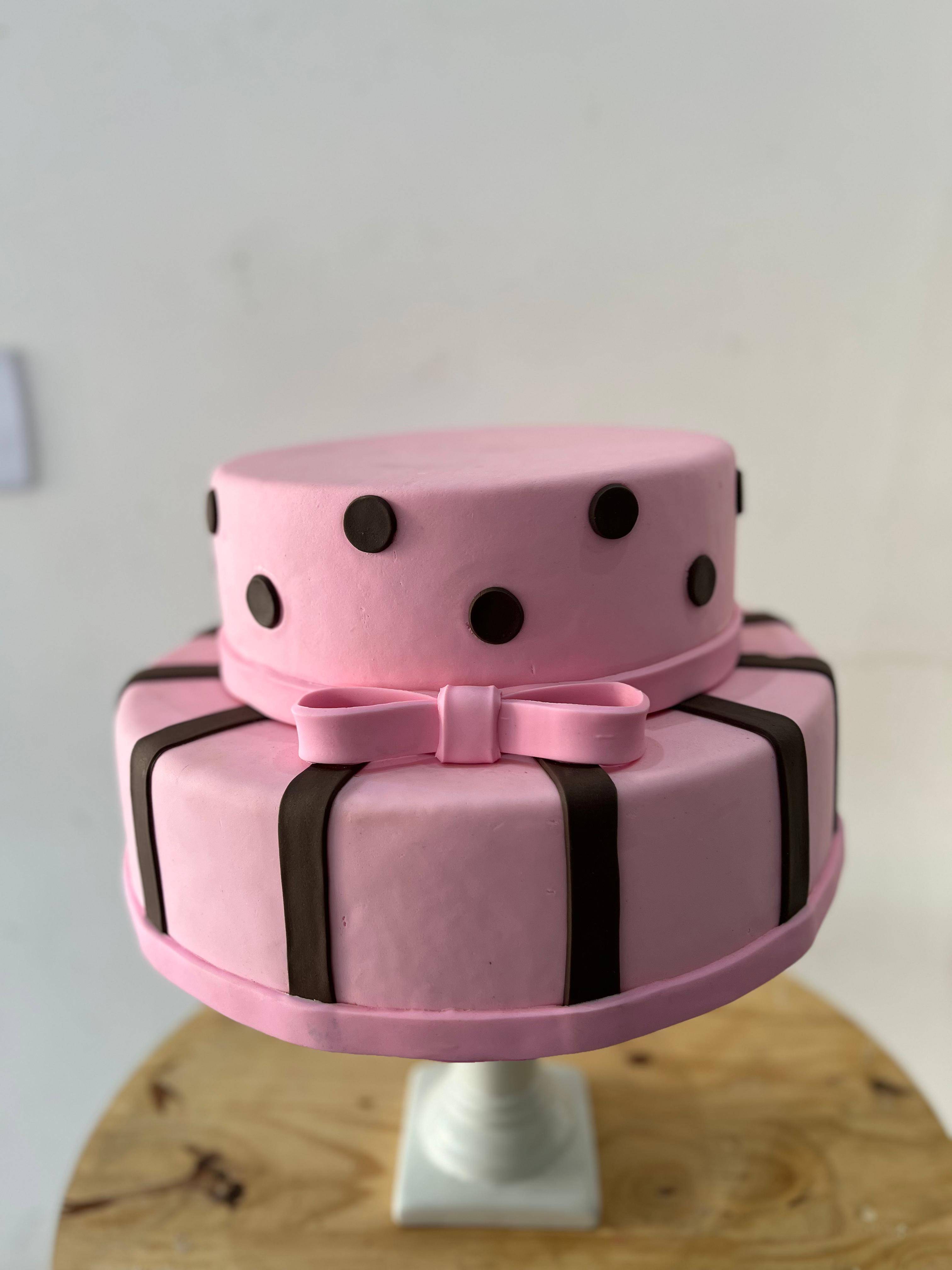 Bolo Fake  Rosa Com Maron  Biscuit - Boutique festa locações 