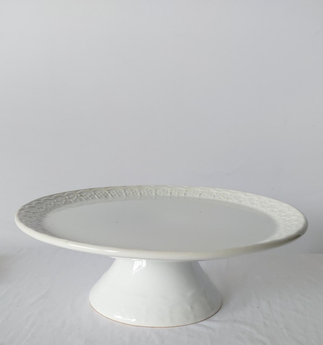 Bandeja Boleira Branca  Porcelana Baixa - Boutique festa locações 