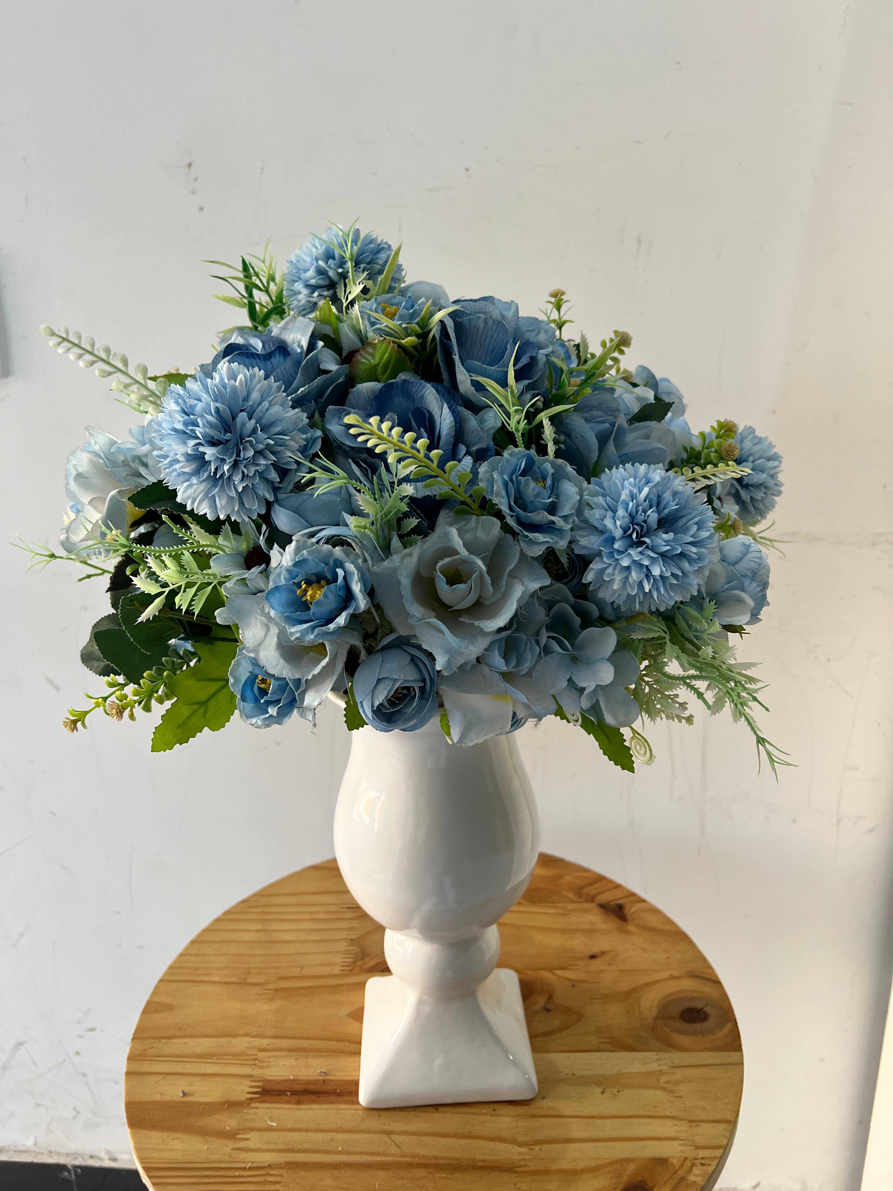 Arranjo de Flor Médio  Azul - Boutique festa locações 