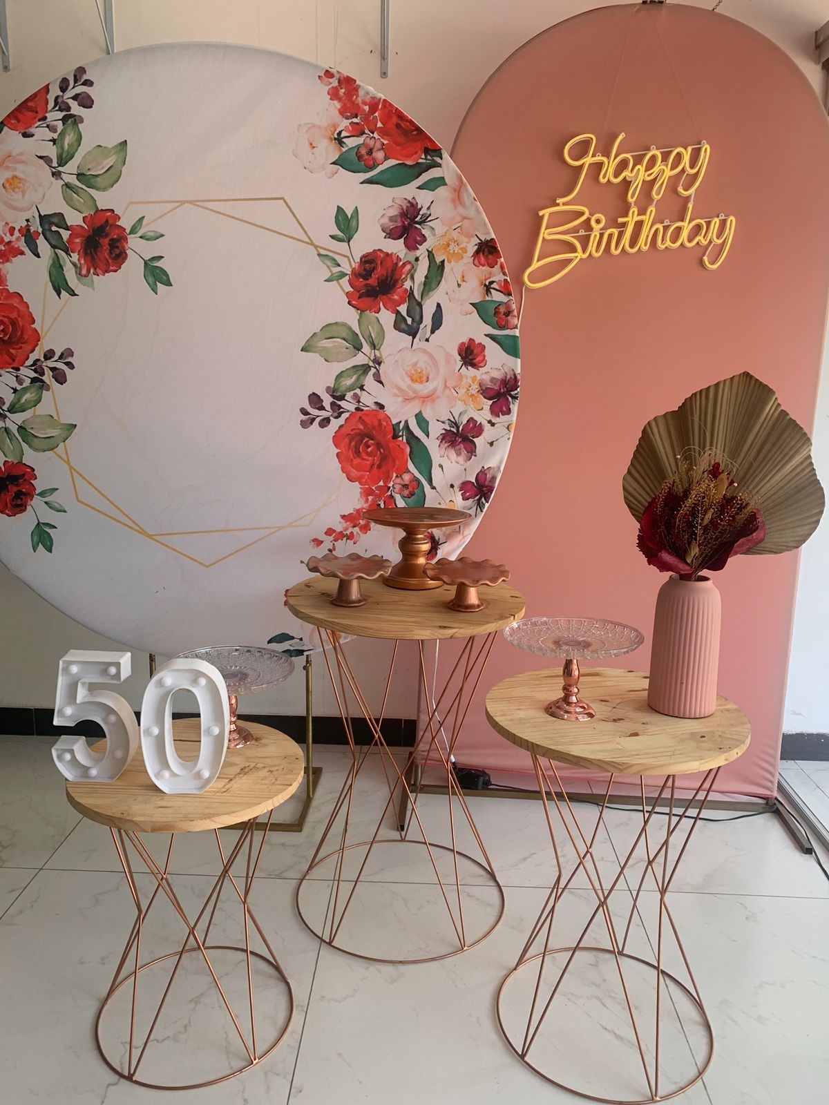 Floral Vermelho Com Rosê E Happy Birthday - Boutique festa locações 