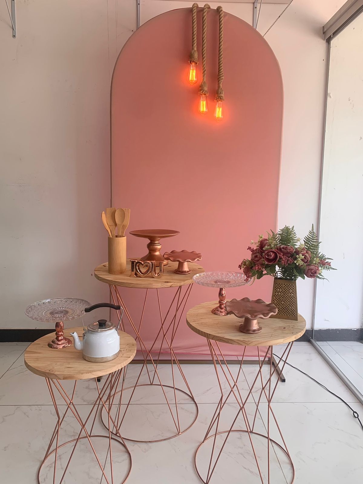 Chá de Panela Rose Com Lâmpadas de Filamento - Boutique festa locações 