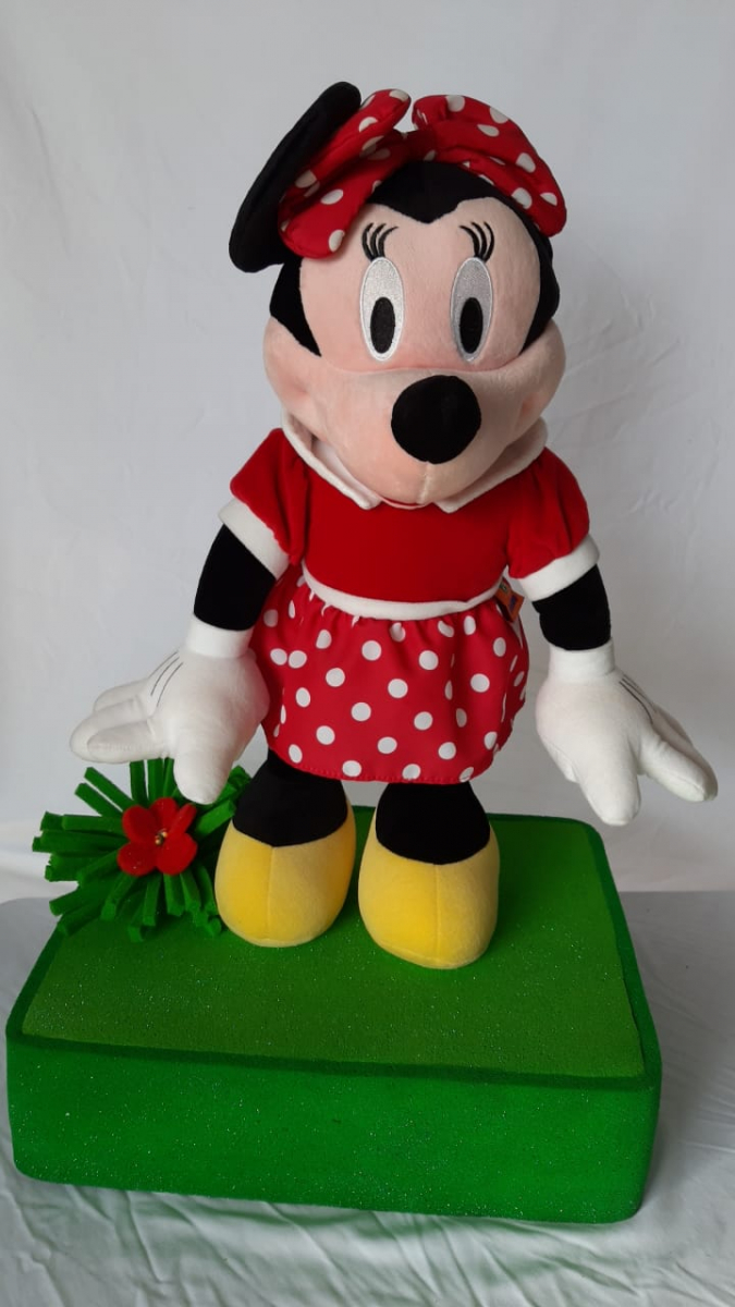 Minnie Pelúcia G Na Base Verde - Boutique festa locações 