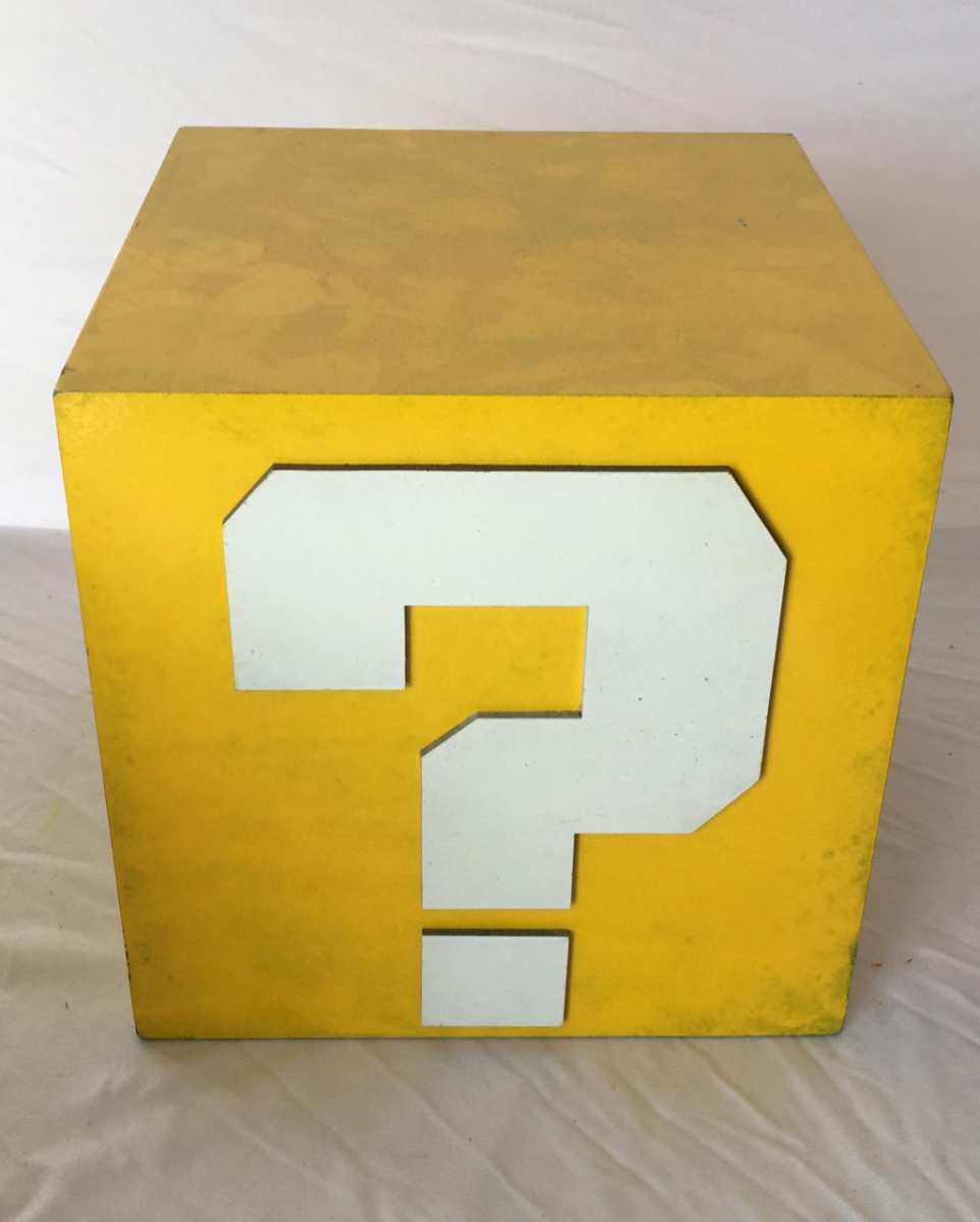 Cubo Interrogação Mário Amarelo - Boutique festa locações 