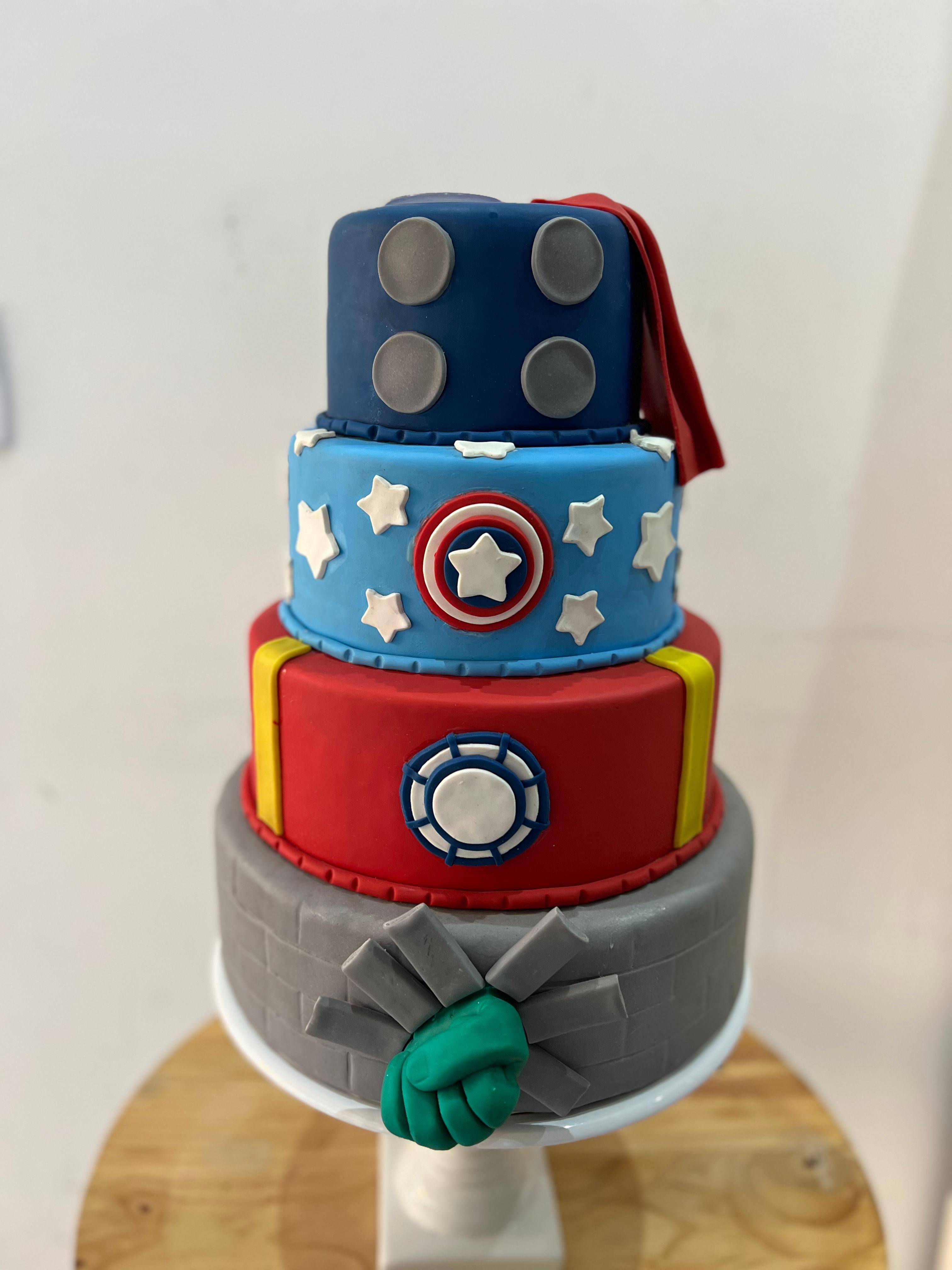 Bolo Fake  Herois Vingadores Biscuit - Boutique festa locações 