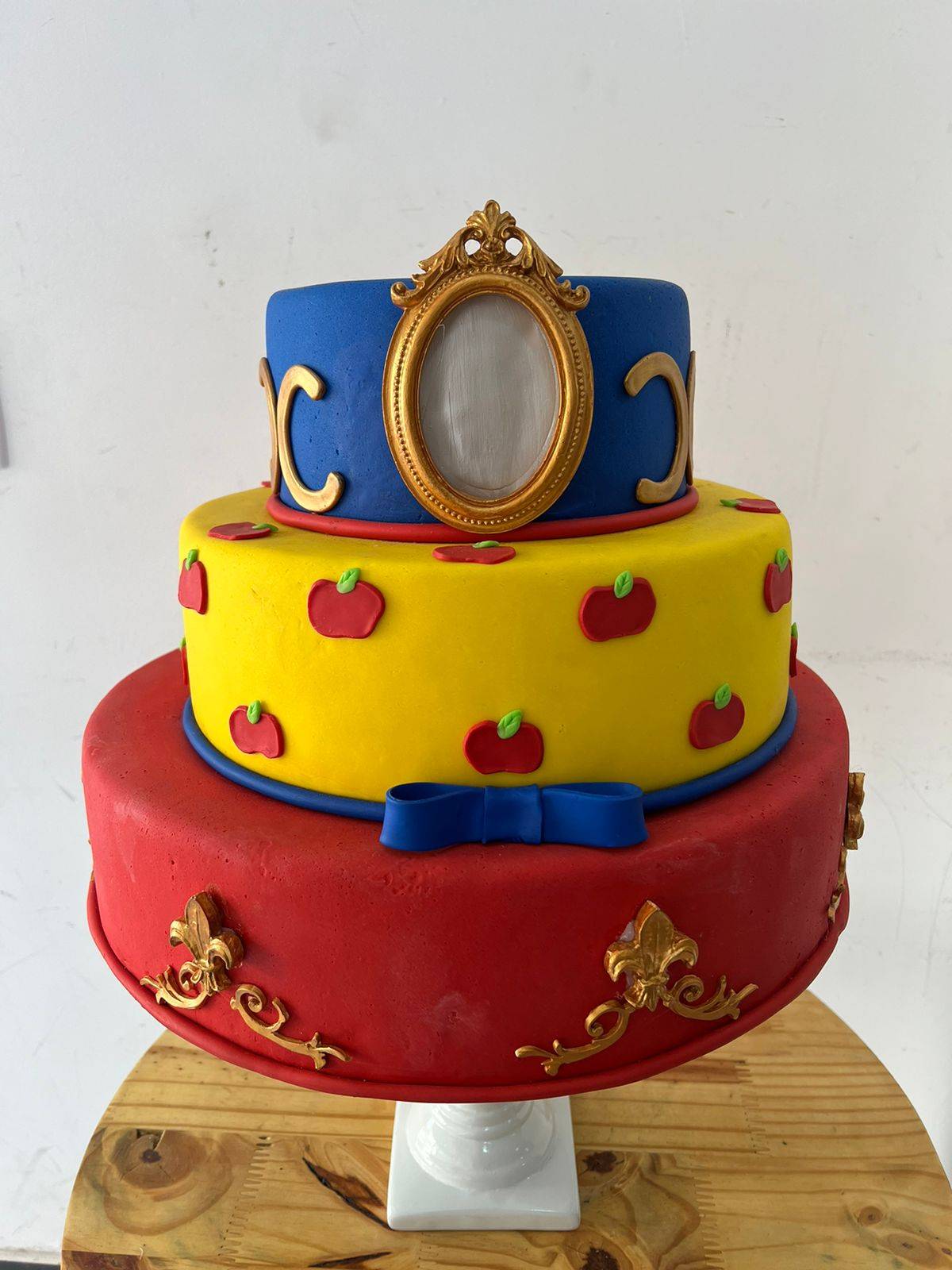 Bolo Fake  Branca de Neve  Biscuit - Boutique festa locações 
