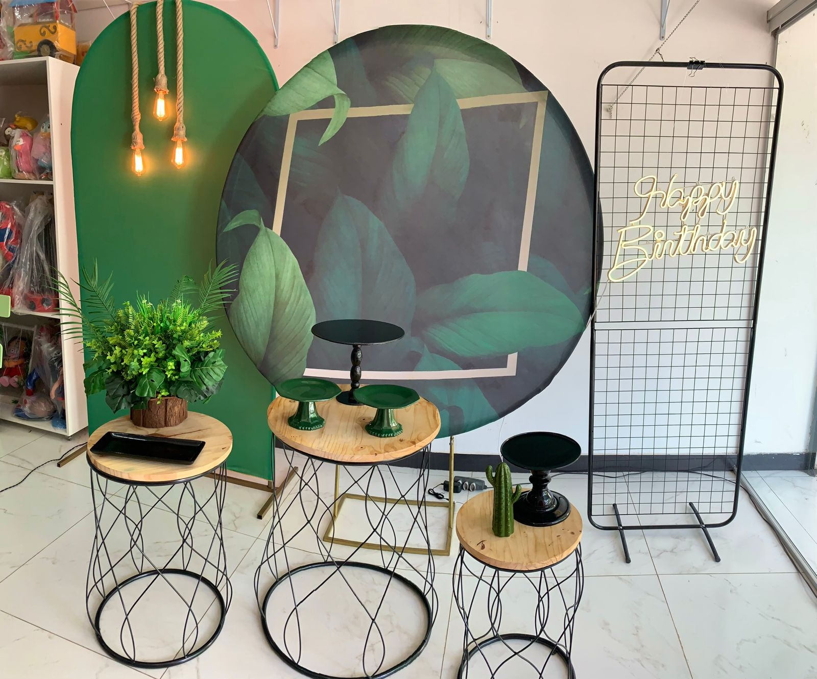 Folhas Verde E Preto Com Lâmpadas H.birthday - Boutique festa locações 
