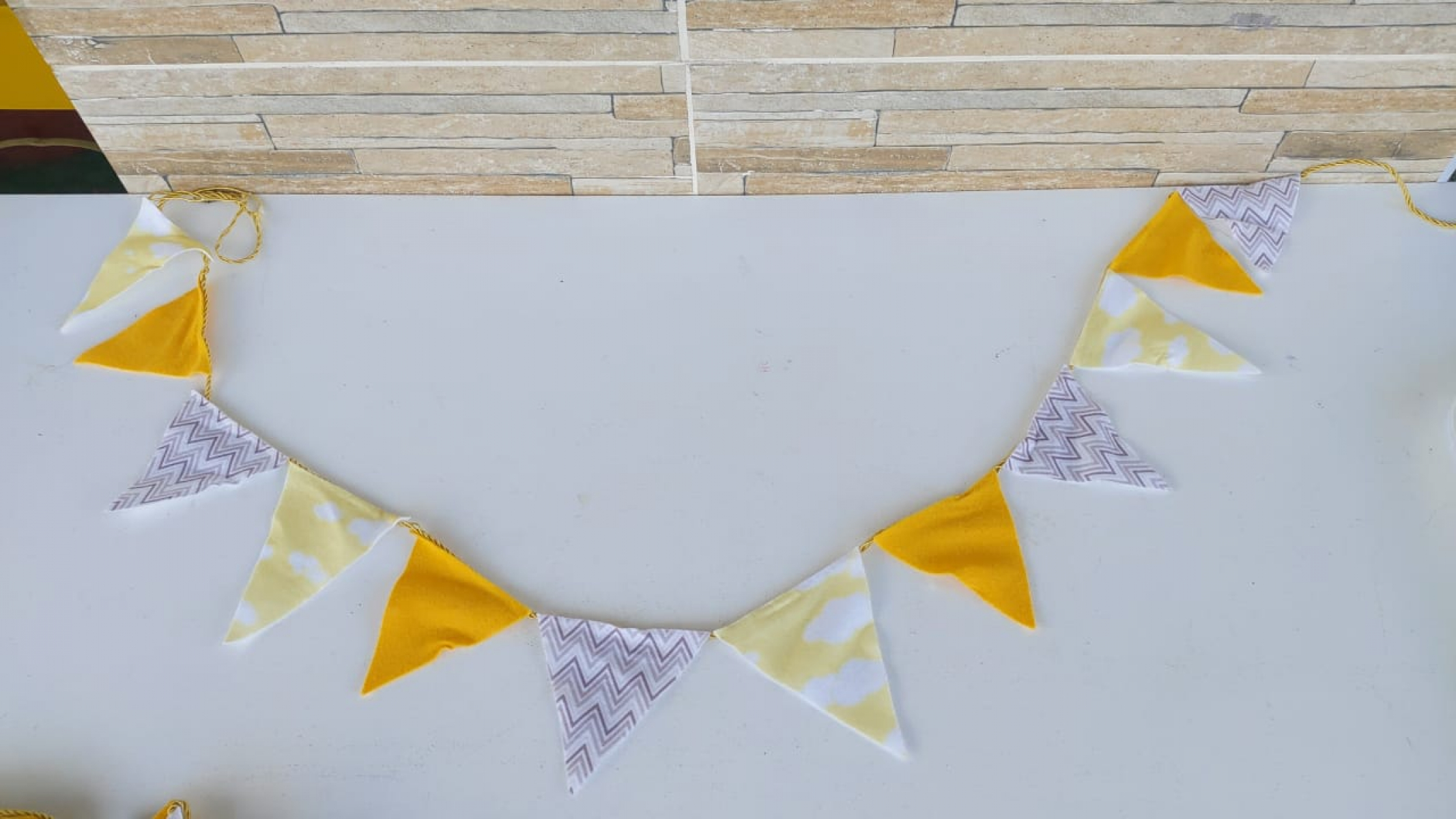 Bandeirinha  Feltro Amarelo Com Cinza Chevron - Boutique festa locações 