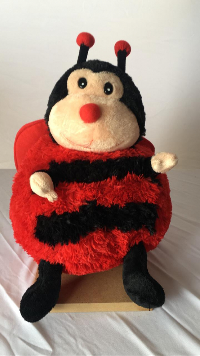 Joaninha Pelúcia M  / Jardim - Boutique festa locações 