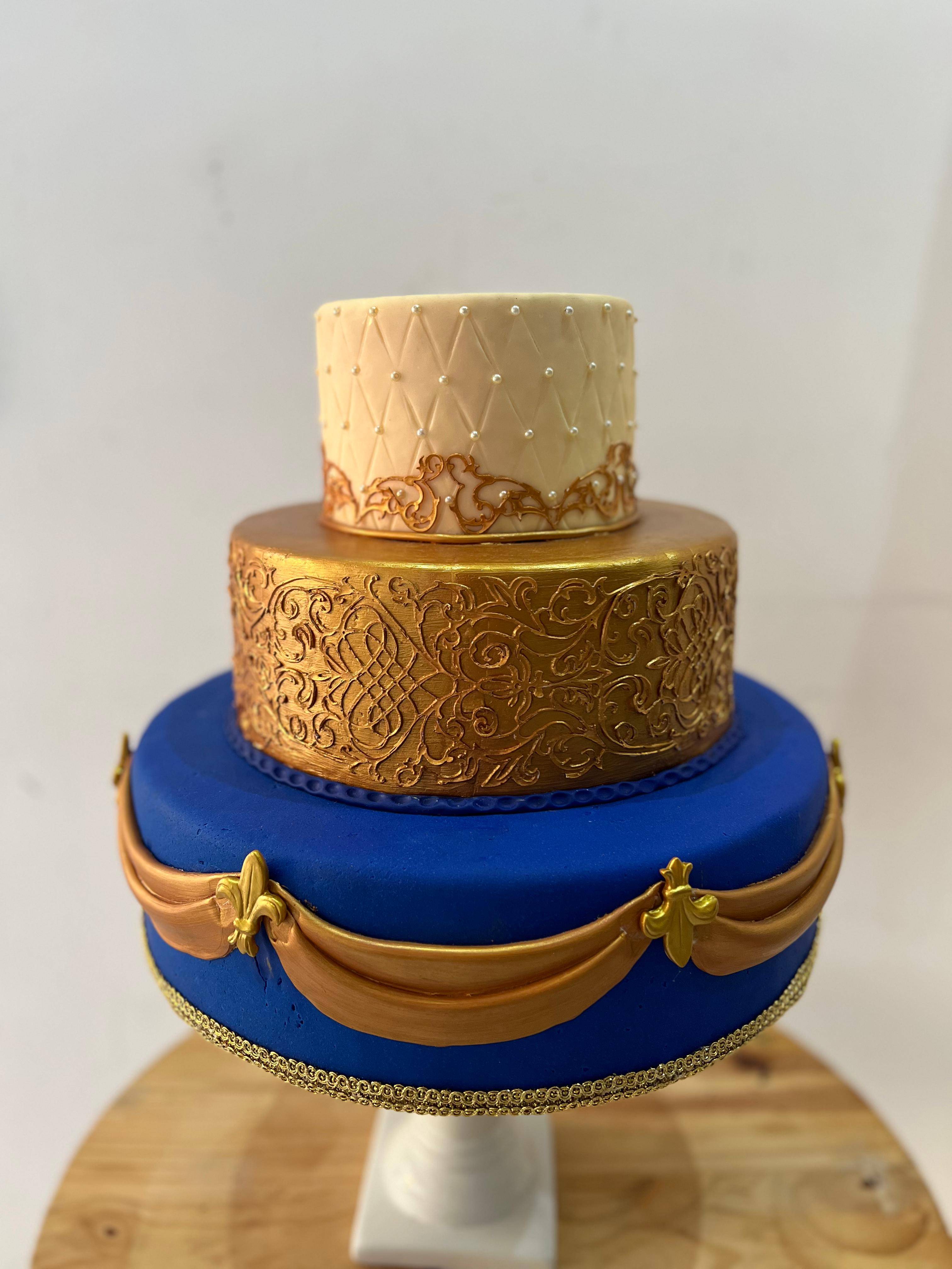 Bolo Fake  Dourado Com Azul Biscuit (Bela A Fera) - Boutique festa locações 
