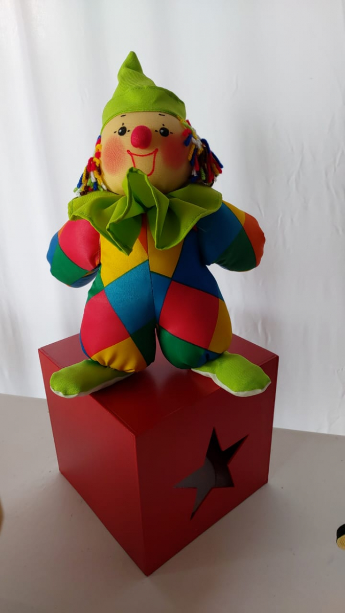 Palhacinha  Cubo Vermelho Circo - Boutique festa locações 