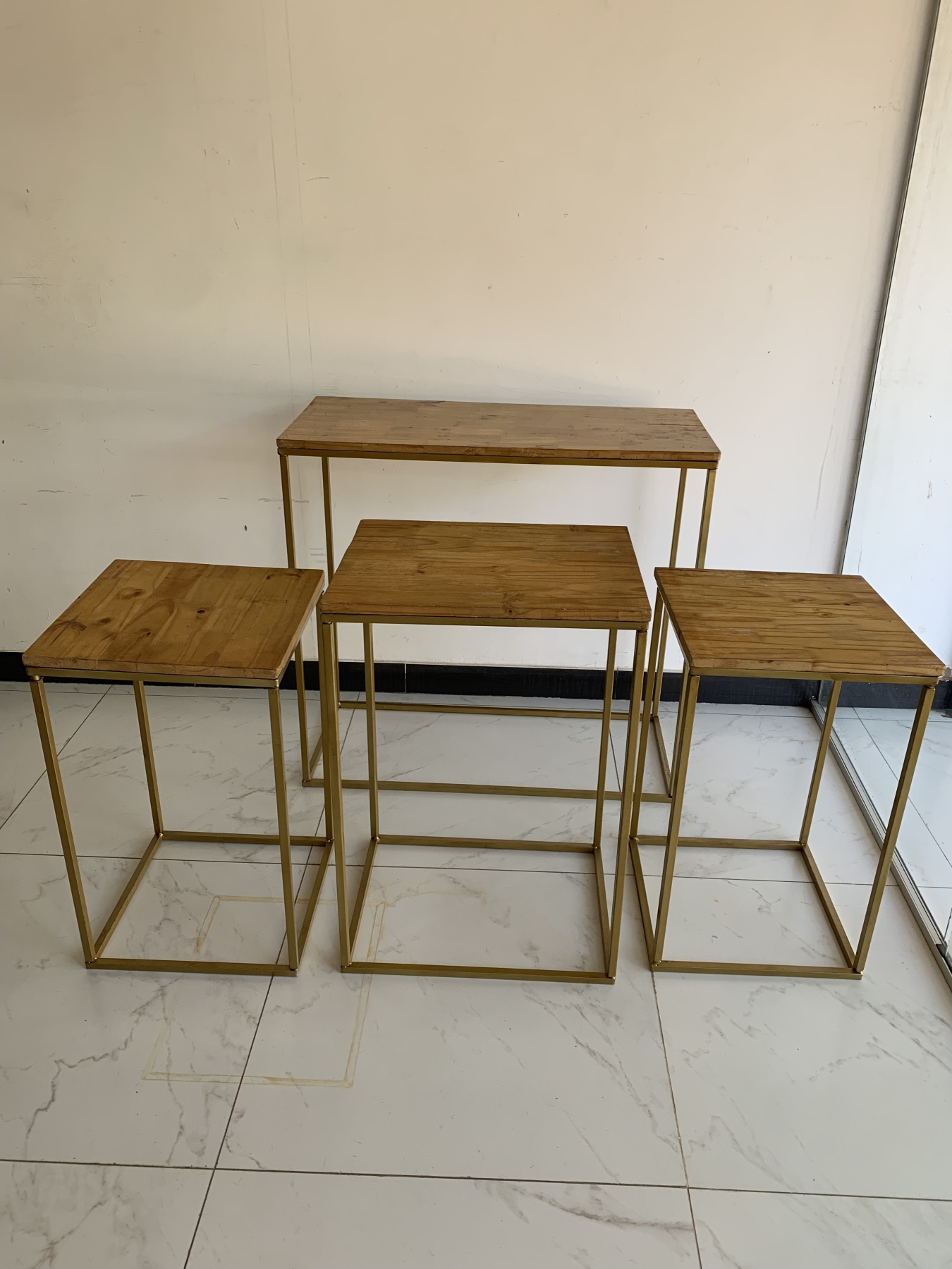 Conjunto 4 Mesas Ferro Dourada (Mobiliário) - Boutique festa locações 