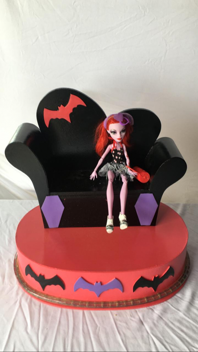 Boneca Monster High No Sofá - Boutique festa locações 