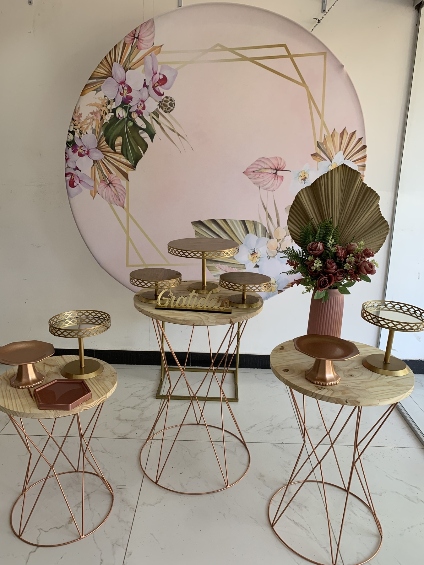 Floral Gratidão Dourado - Boutique festa locações 