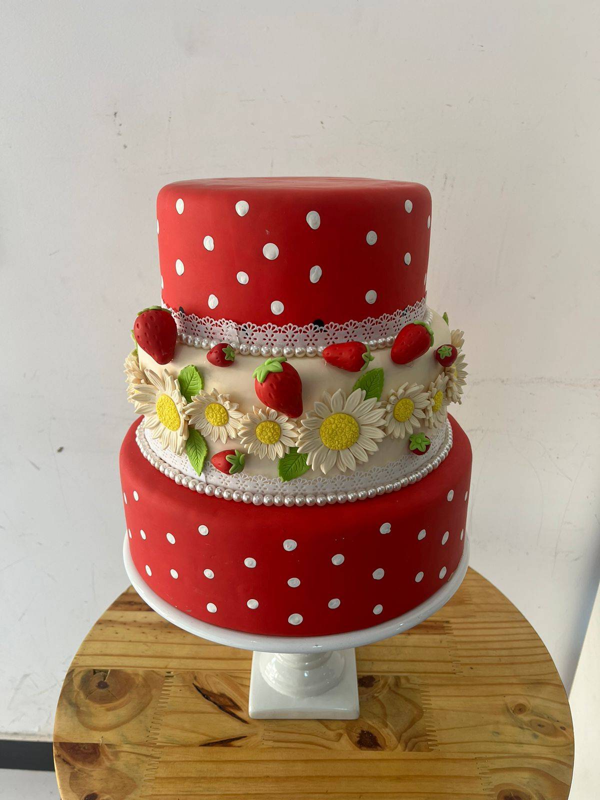 Bolo Fake  Vermelho Com Margarida Biscuit - Boutique festa locações 