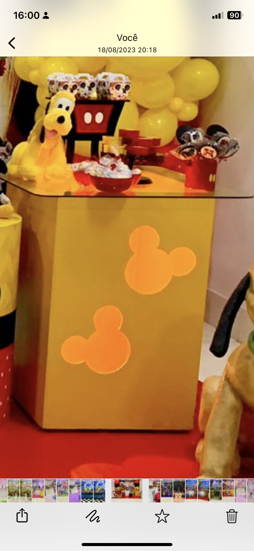 Mesa Caixa Cubo/ Caixa de Presente Amarela Mickey (Mobiliário) - Boutique festa locações 