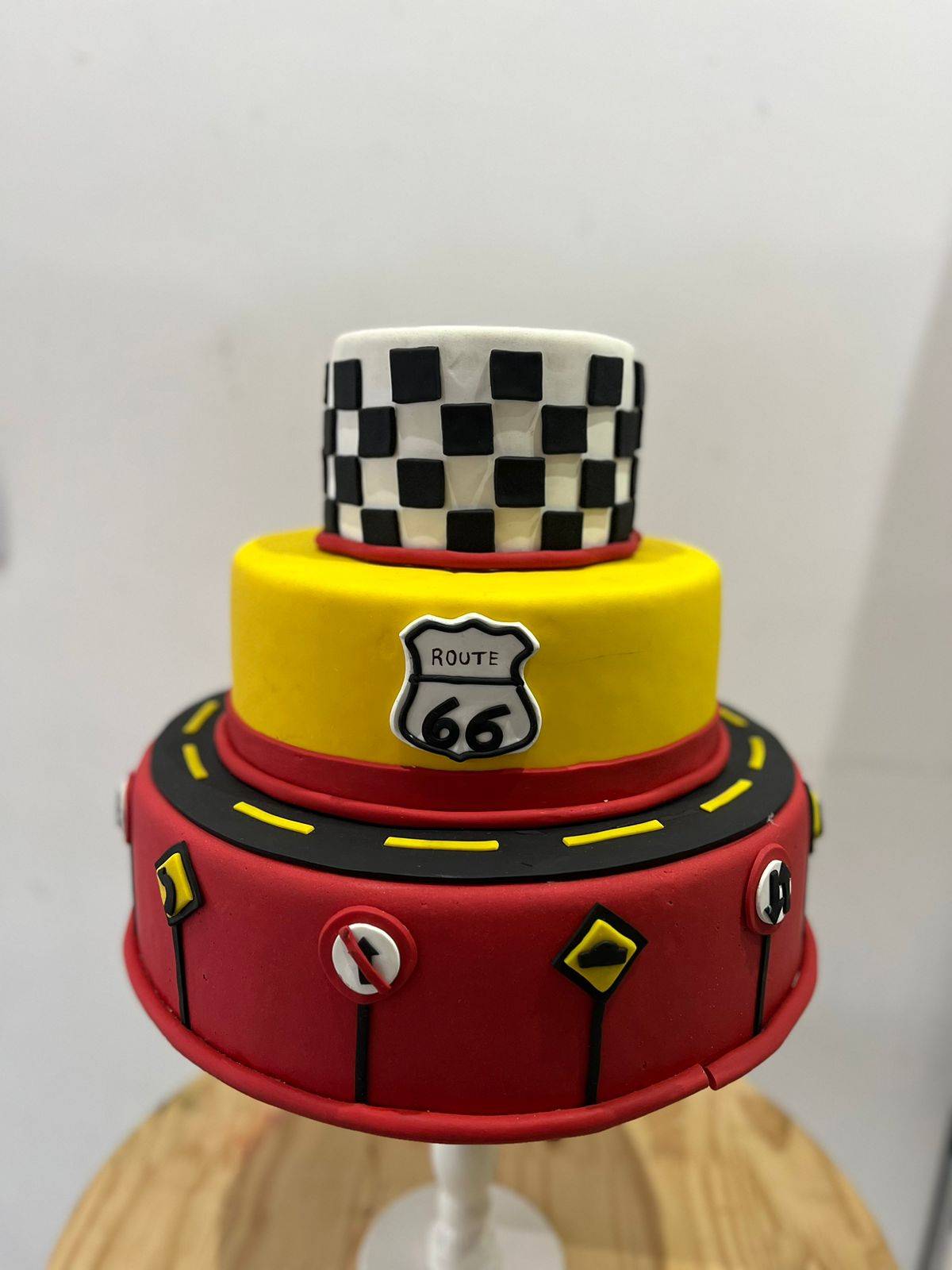 Bolo Fake  Carros  Biscuit - Boutique festa locações 