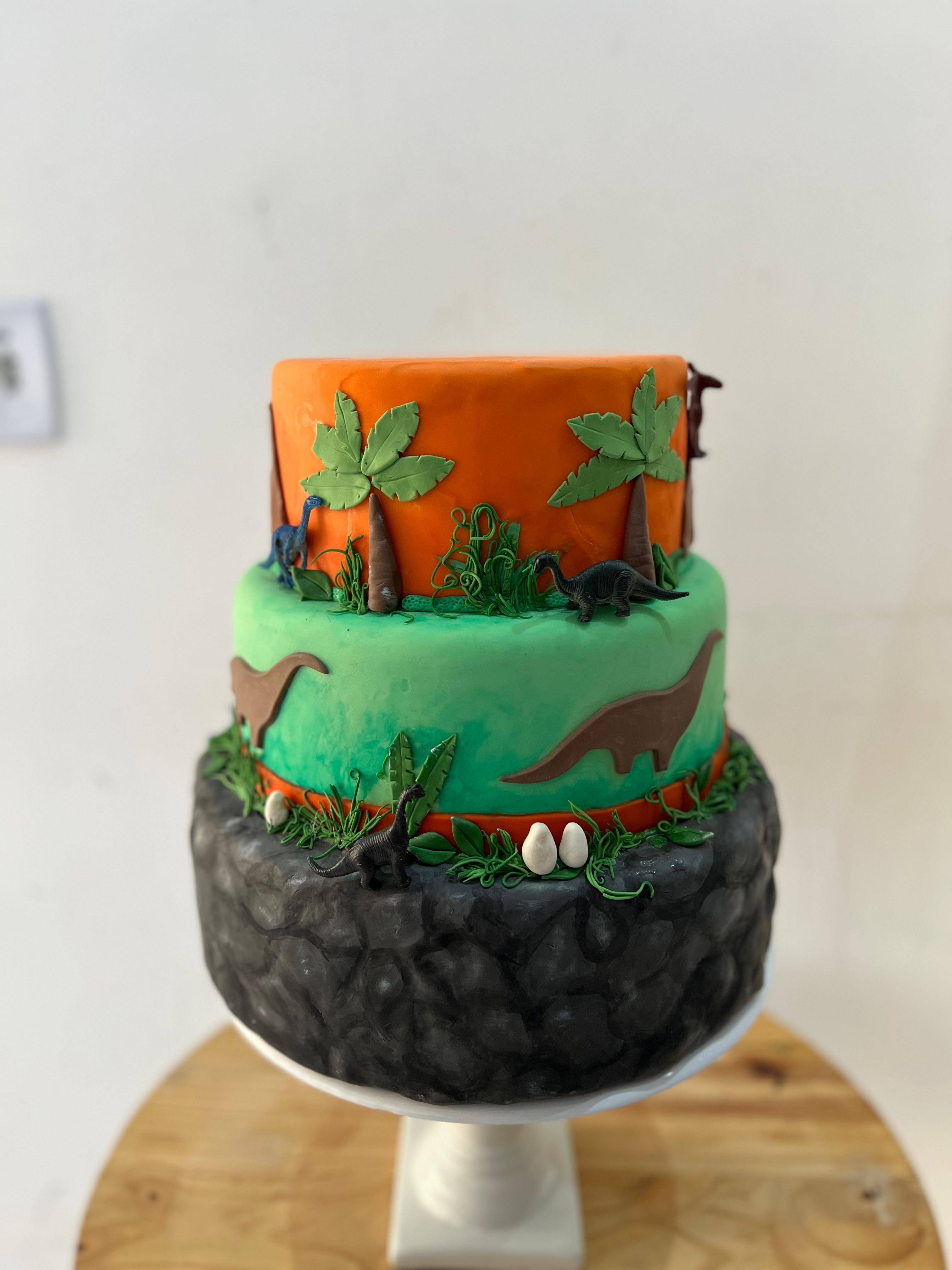 Bolo Fake  Dinossauros Biscuit - Boutique festa locações 