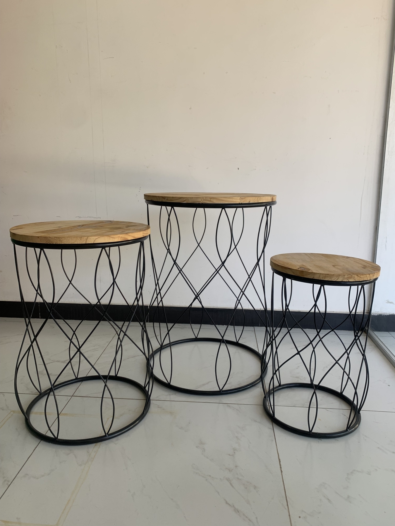 Conjunto 3 Mesas  Ferro Preta (Mobiliário) - Boutique festa locações 