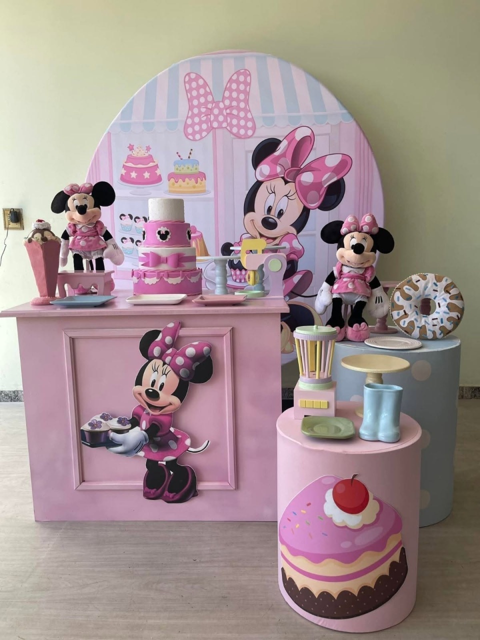 Minnei Confeiteira + Mesa - FABIANA LOPES DECORACOES