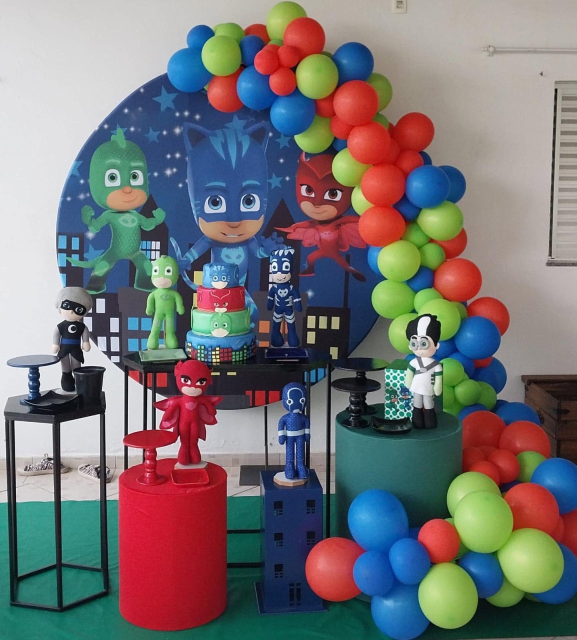 Pj Masks +Mesa de Ferro + Cilindro - FABIANA LOPES DECORACOES