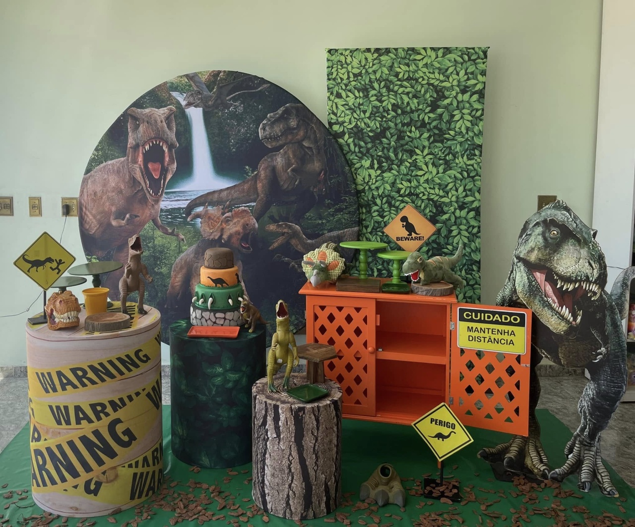 Dinossauro + Placa + Comoda - FABIANA LOPES DECORACOES