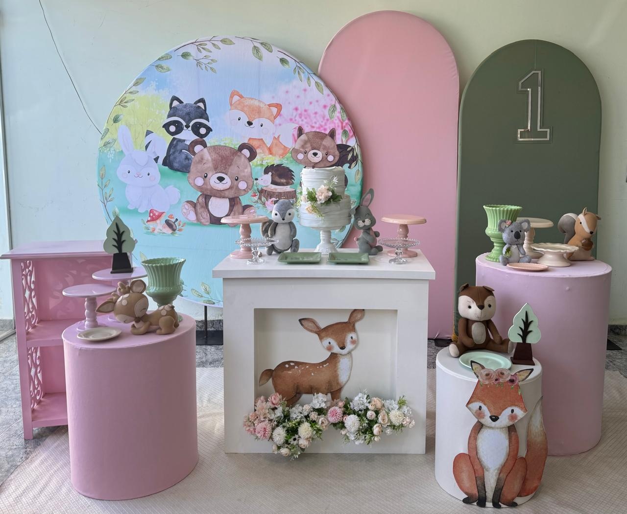 Bosque Com Painel Romano - FABIANA LOPES DECORACOES