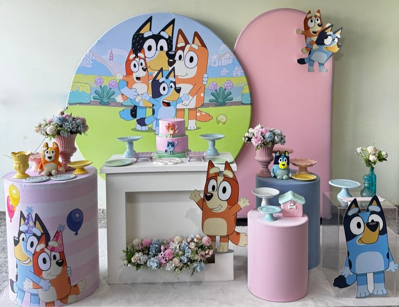 Bluey E Bingo + Romano + Mesa - FABIANA LOPES DECORACOES