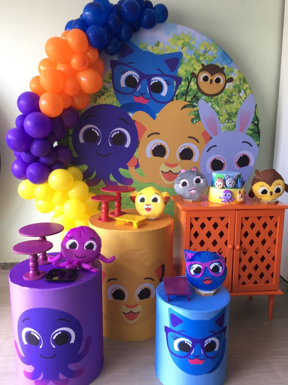 Bolo Fofos + Comoda Laranja - FABIANA LOPES DECORACOES