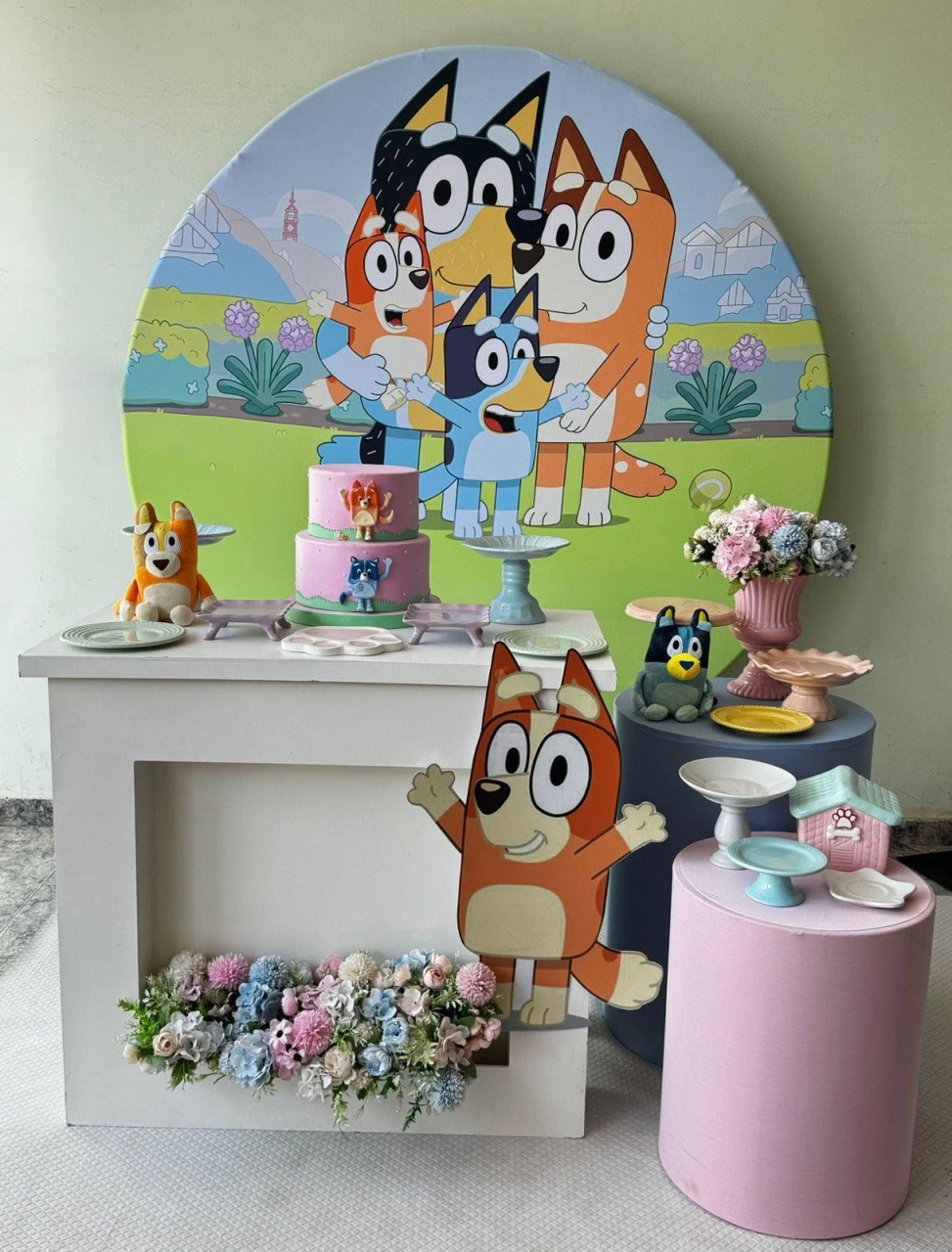 Bluye E Bingo + Mesa Floreira - FABIANA LOPES DECORACOES