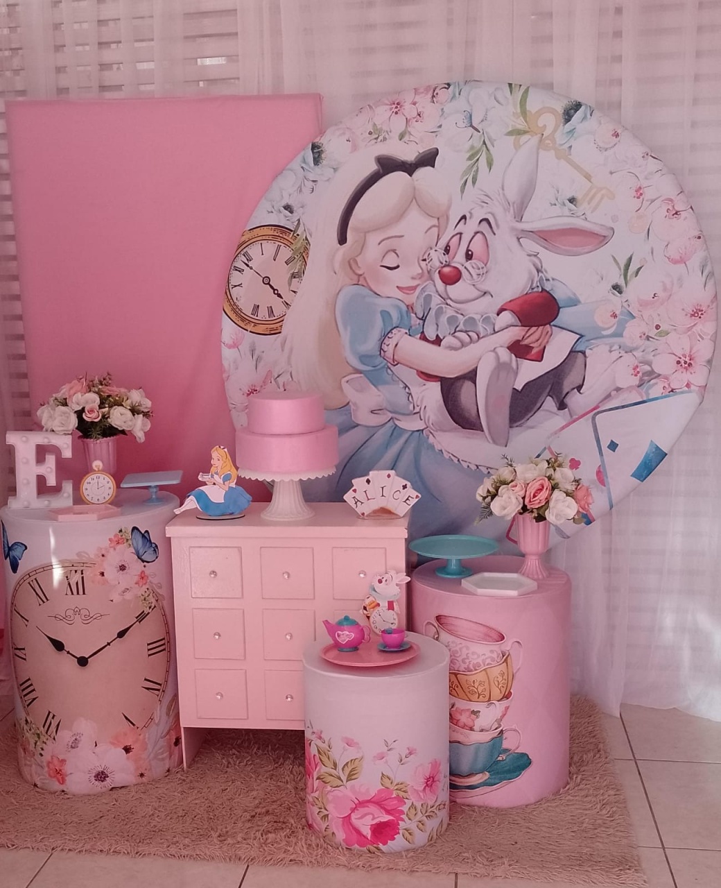 Alice No País das Maravilhas Ouro - Liviarts Criativa