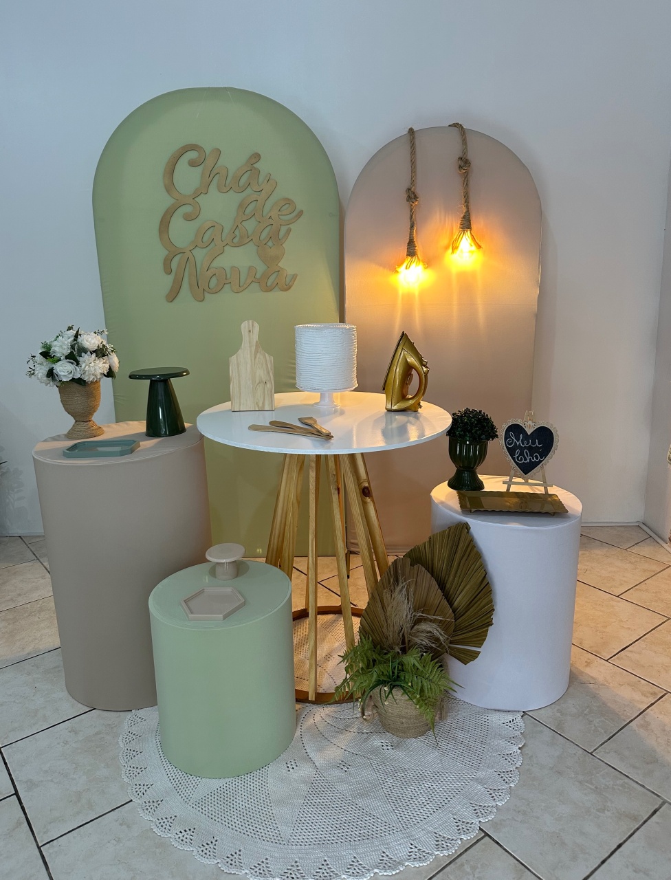 Kit Painéis Romano Chá de Casa Nova Verde E Nude Mesa Redonda  - Michi Pegue e Monte