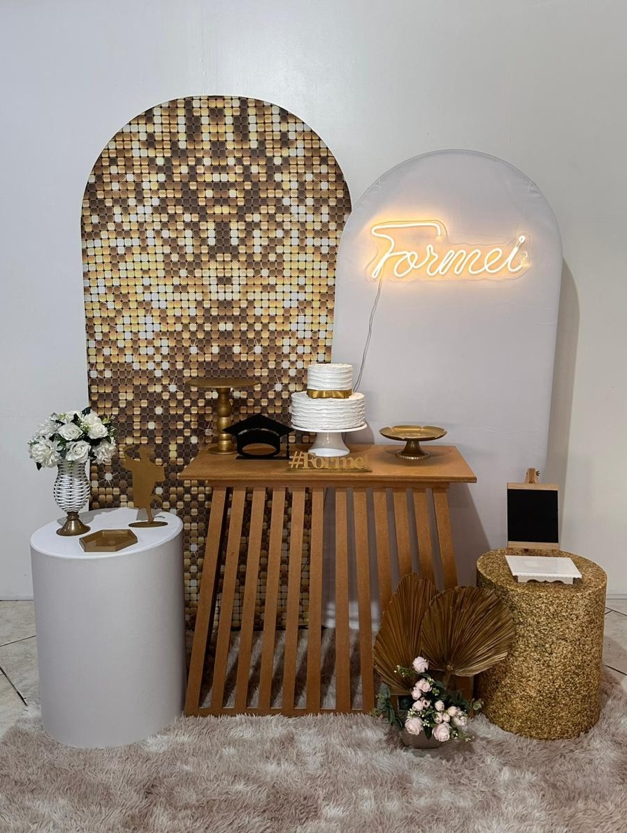 Kit Formatura Dourado E Branco Mesa Ripada Com Led - Michi Pegue e Monte