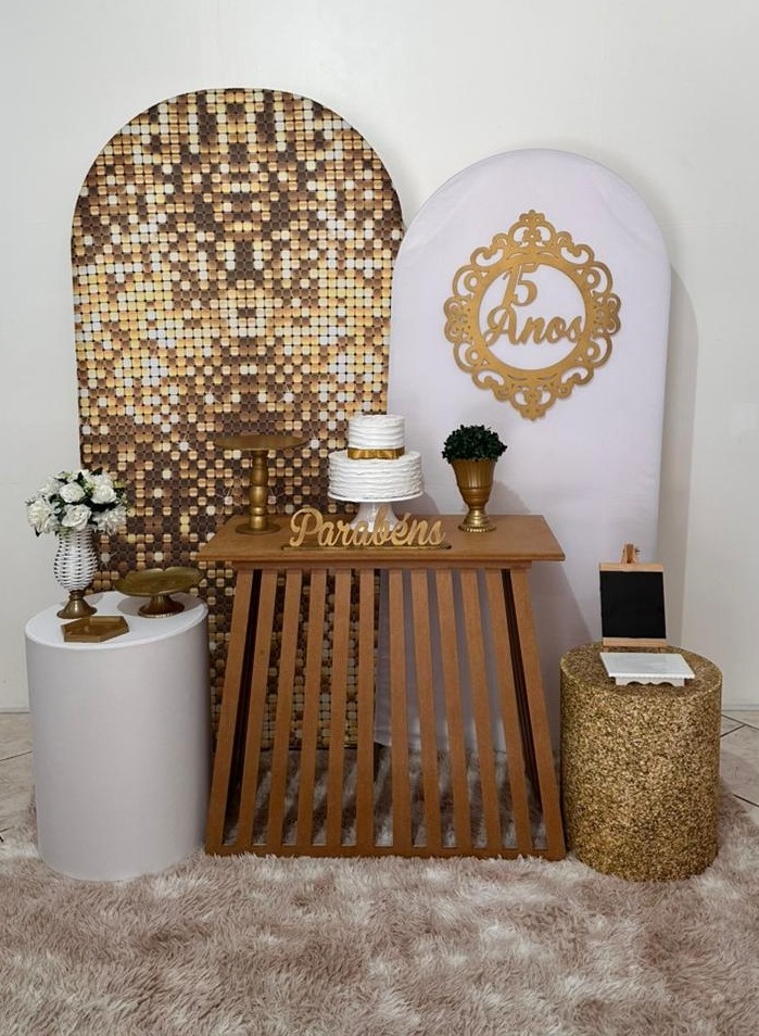 Kit 15 Anos Branco E Dourado Mesa Ripada   - Michi Pegue e Monte