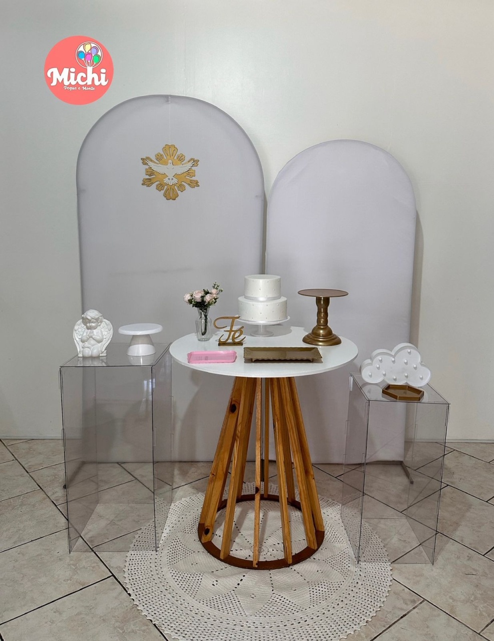 Kit Batizado Branco E Rosa Com Mesa Redonda - Michi Pegue e Monte